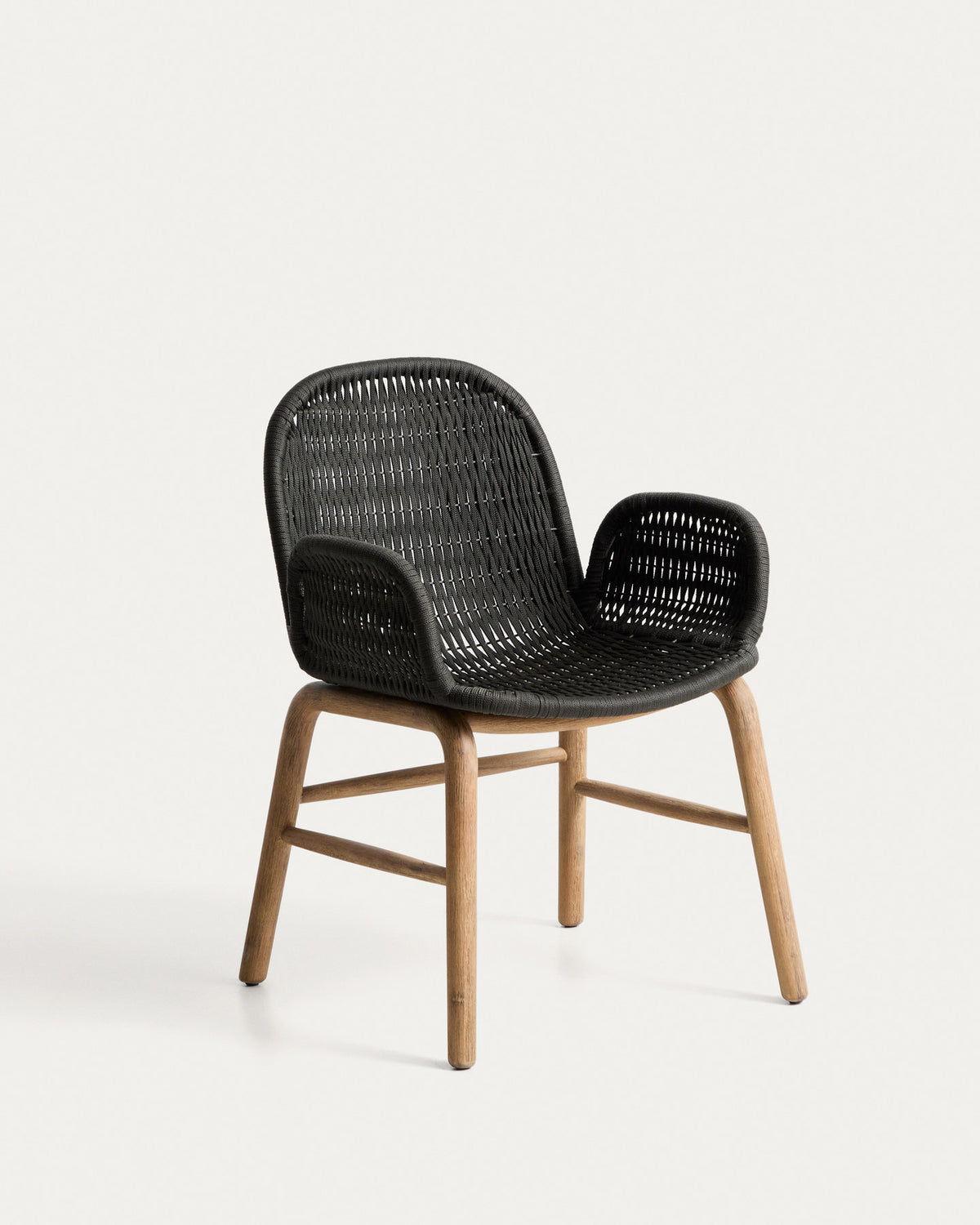 Armlehnstuhl Alipa aus massivem Akazienholz und dunkelgrauem Seil, FSC 100 % in Graphit, Grau, Schwarz präsentiert im Onlineshop von KAQTU Design AG. Gartenstuhl mit Armlehnen ist von Kave Home