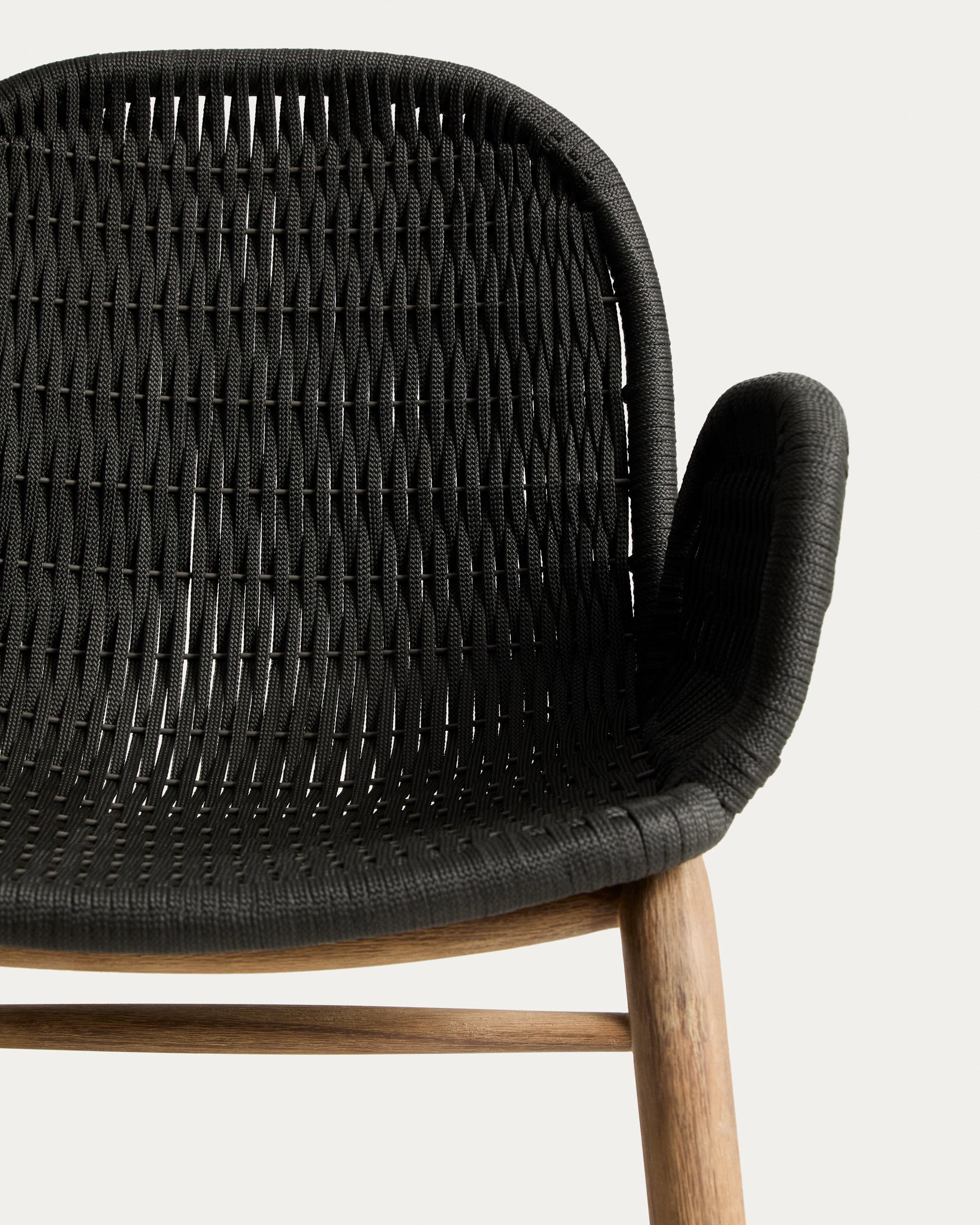 Armlehnstuhl Alipa aus massivem Akazienholz und dunkelgrauem Seil, FSC 100 % in Graphit präsentiert im Onlineshop von KAQTU Design AG. Gartenstuhl mit Armlehnen ist von Kave Home