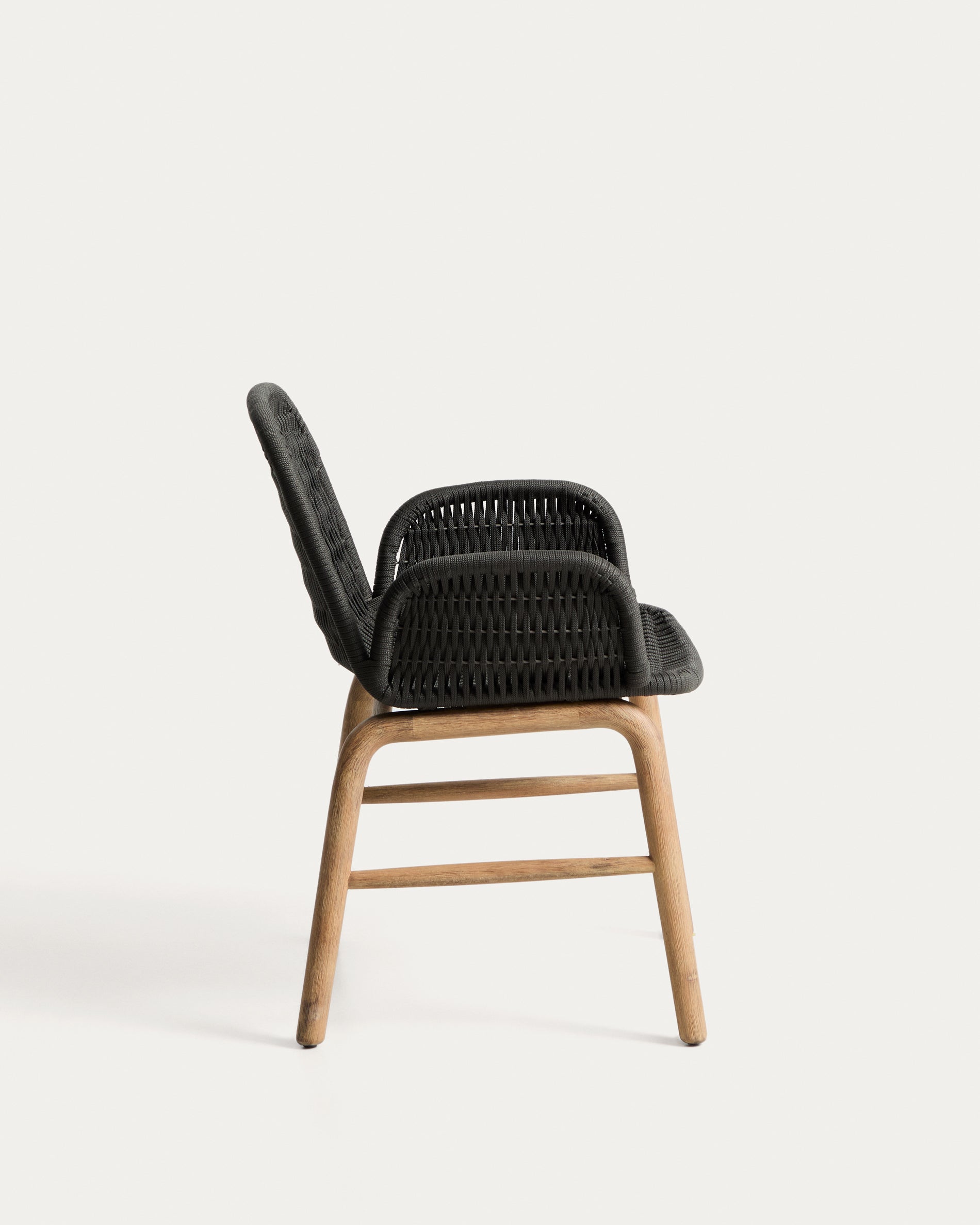 Armlehnstuhl Alipa aus massivem Akazienholz und dunkelgrauem Seil, FSC 100 % in Graphit präsentiert im Onlineshop von KAQTU Design AG. Gartenstuhl mit Armlehnen ist von Kave Home