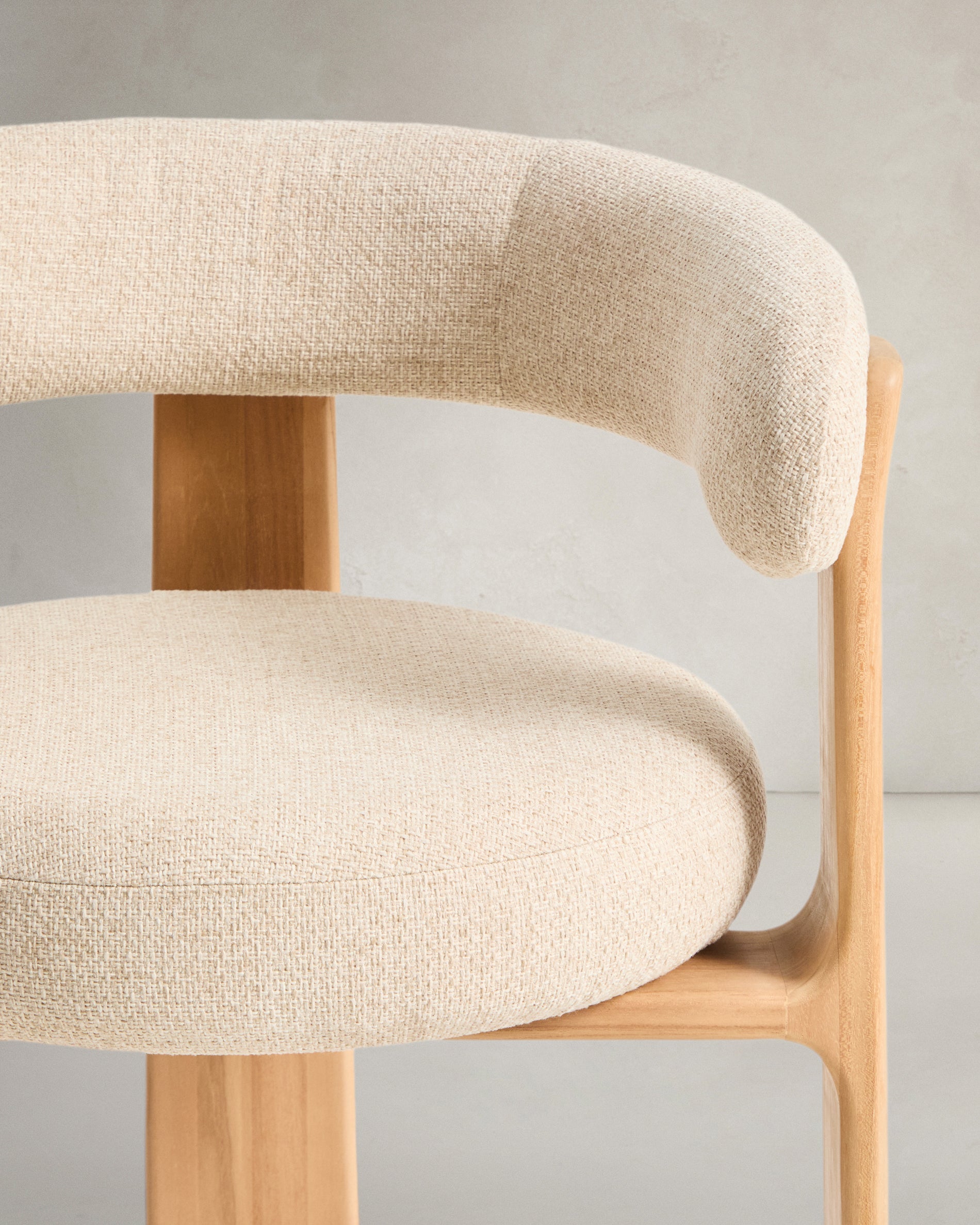 Outdoor-Stuhl Granit in Beige mit Beinen aus massivem Teakholz mit naturfarbenem Finish, 100 % FSC in Beige präsentiert im Onlineshop von KAQTU Design AG. Gartenstuhl ist von Kave Home