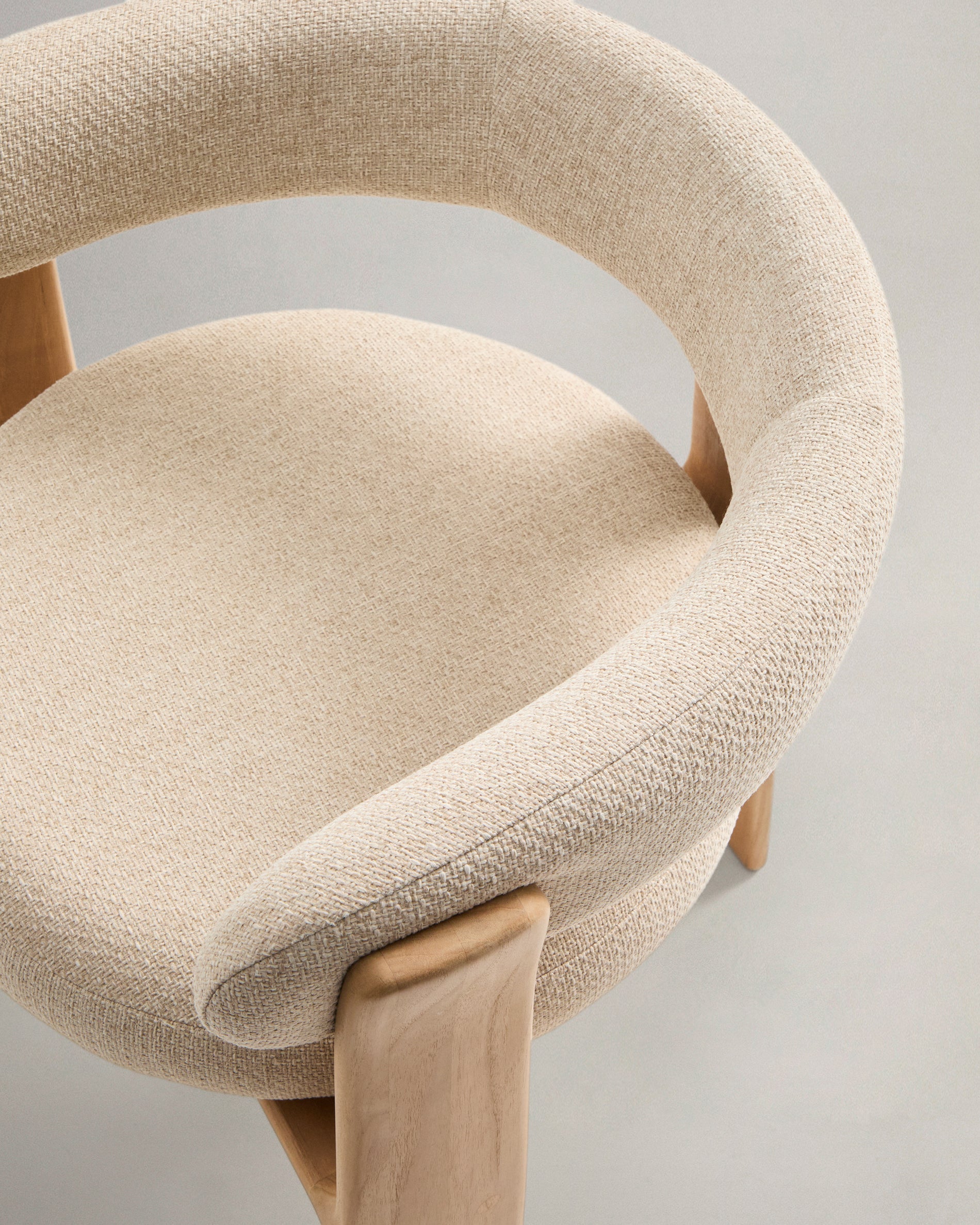 Outdoor-Stuhl Granit in Beige mit Beinen aus massivem Teakholz mit naturfarbenem Finish, 100 % FSC in Beige präsentiert im Onlineshop von KAQTU Design AG. Gartenstuhl ist von Kave Home