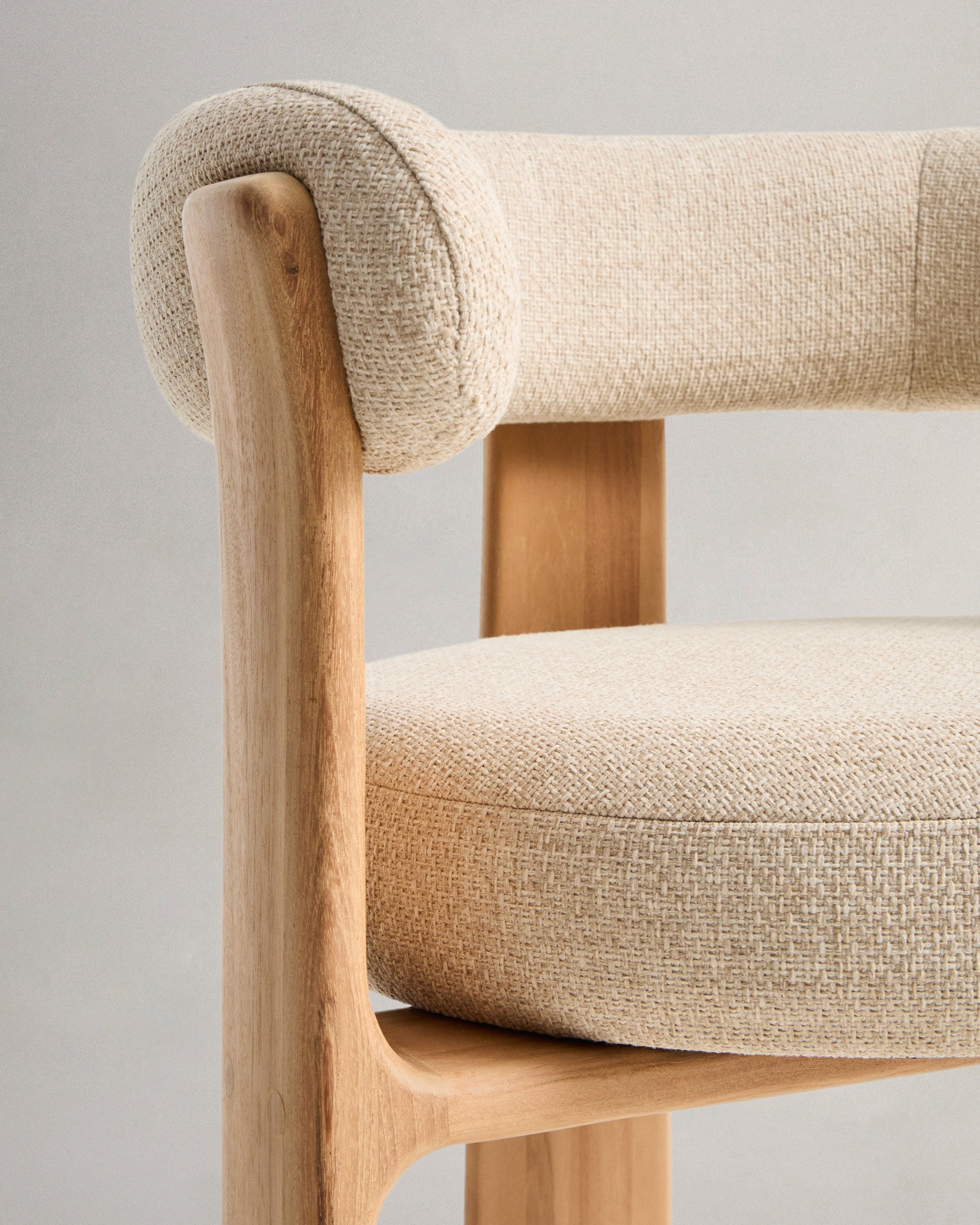 Outdoor-Stuhl Granit in Beige mit Beinen aus massivem Teakholz mit naturfarbenem Finish, 100 % FSC in Beige präsentiert im Onlineshop von KAQTU Design AG. Gartenstuhl ist von Kave Home