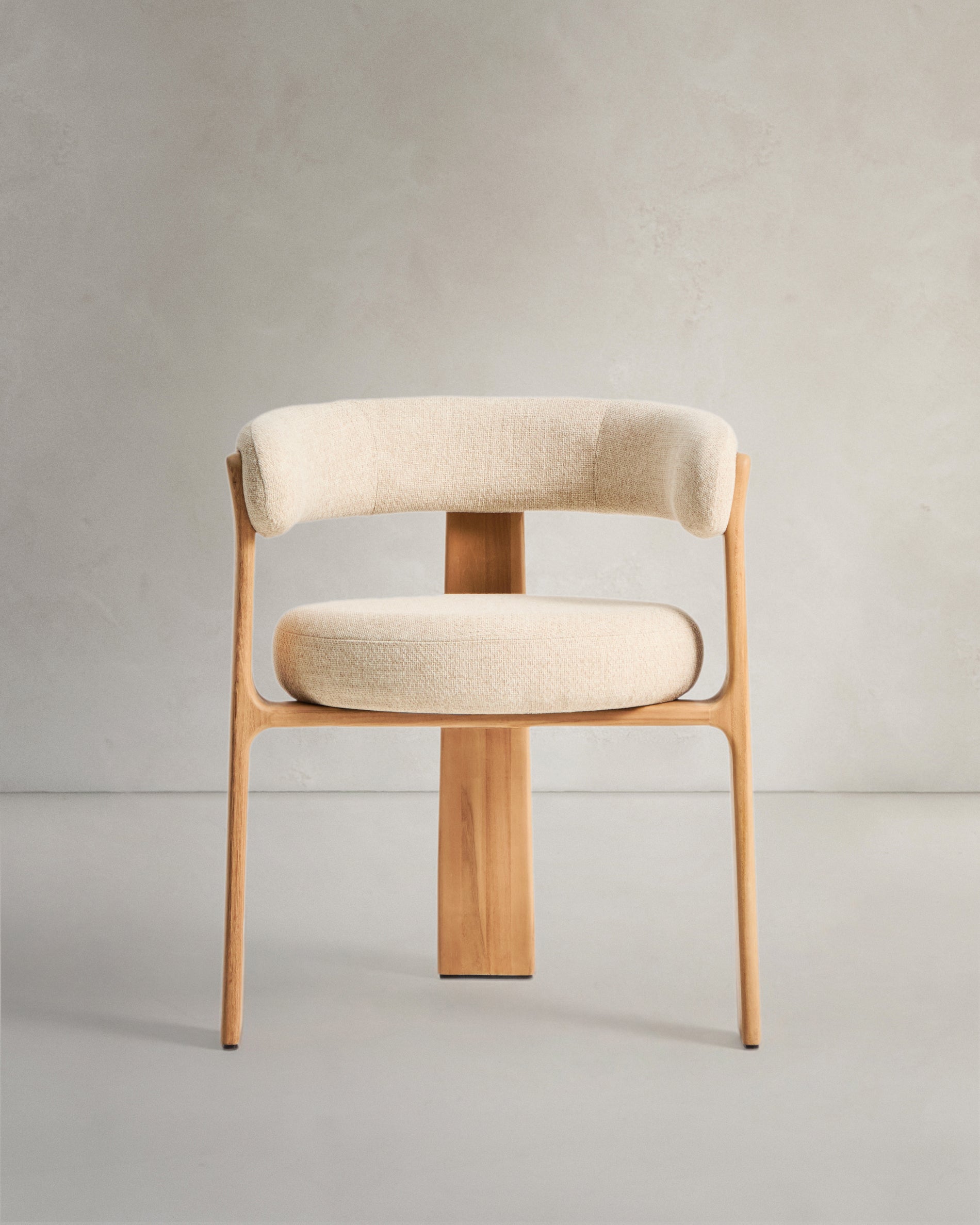 Outdoor-Stuhl Granit in Beige mit Beinen aus massivem Teakholz mit naturfarbenem Finish, 100 % FSC in Beige präsentiert im Onlineshop von KAQTU Design AG. Gartenstuhl ist von Kave Home