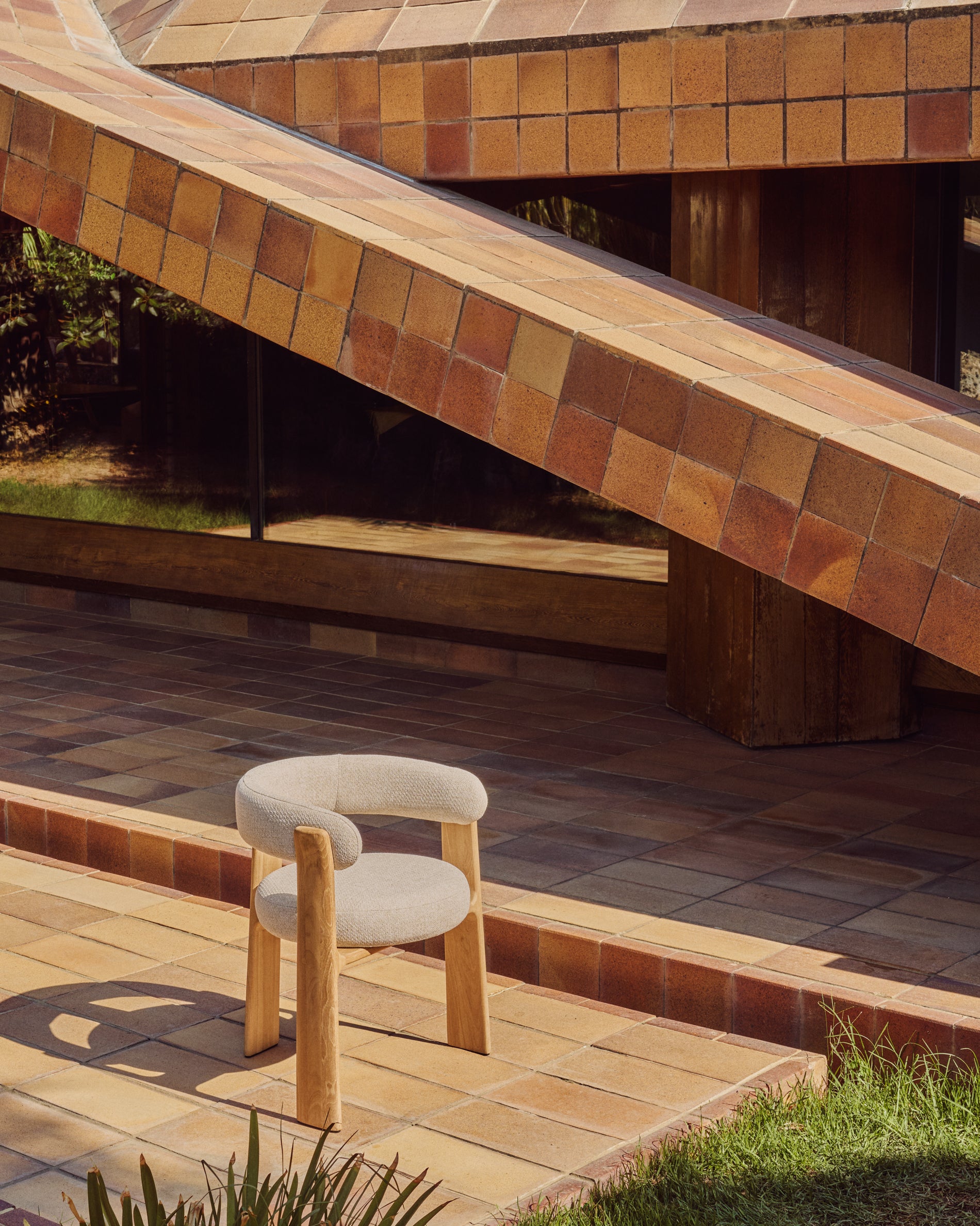 Outdoor-Stuhl Granit in Beige mit Beinen aus massivem Teakholz mit naturfarbenem Finish, 100 % FSC in Beige präsentiert im Onlineshop von KAQTU Design AG. Gartenstuhl ist von Kave Home