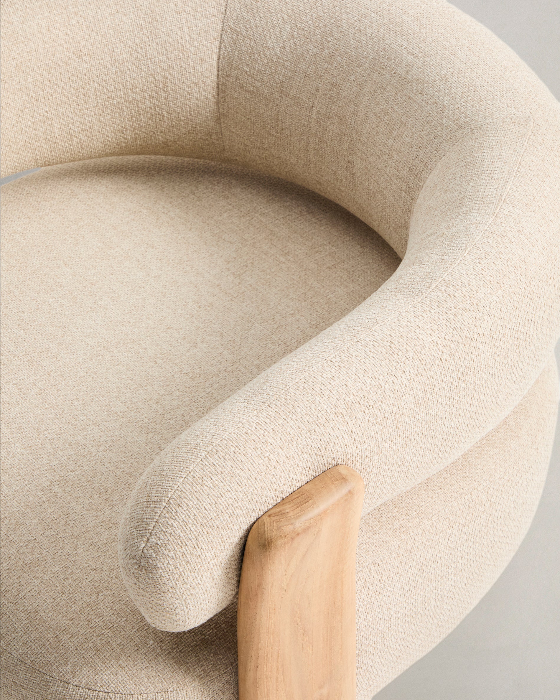 Outdoor-Sessel Granit in Beige mit Beinen aus massivem Teakholz mit naturfarbenem Finish, 100 % FSC in Beige präsentiert im Onlineshop von KAQTU Design AG. Outdoor-Sessel ist von Kave Home