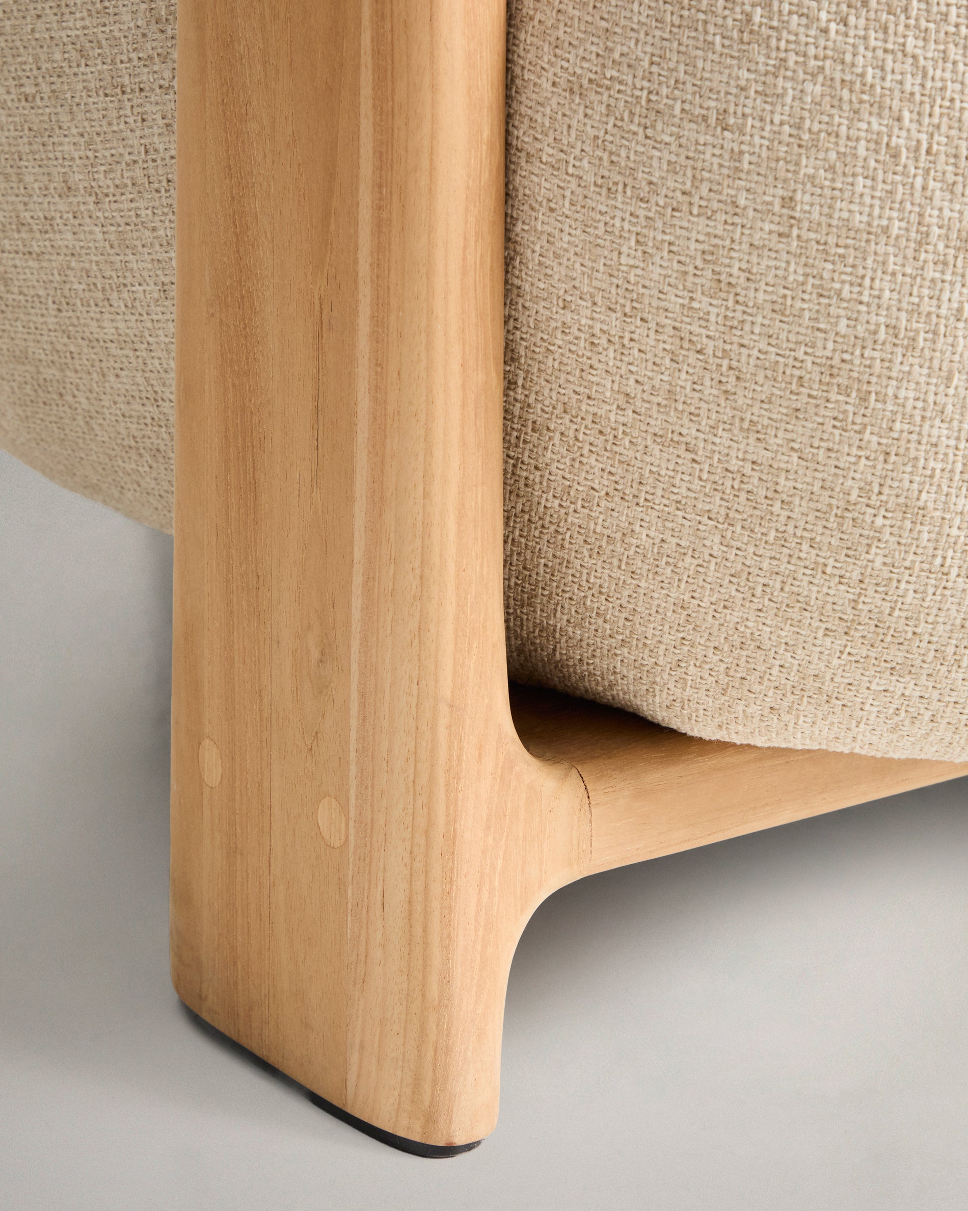 Outdoor-Sessel Granit in Beige mit Beinen aus massivem Teakholz mit naturfarbenem Finish, 100 % FSC in Beige präsentiert im Onlineshop von KAQTU Design AG. Outdoor-Sessel ist von Kave Home