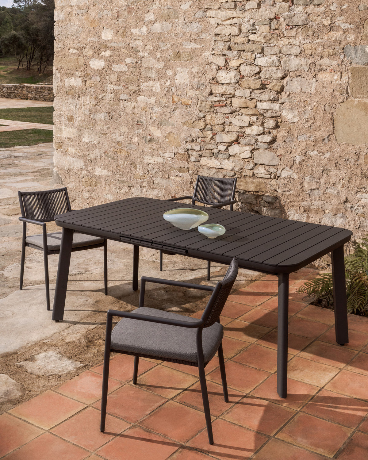 Ausziehbarer Outdoor-Tisch Izola aus Aluminium mit graphitfarbenem Finish 185 (235) x 100 cm in Graphit, Dunkelgrau, Schwarz präsentiert im Onlineshop von KAQTU Design AG. Gartentisch ist von Kave Home