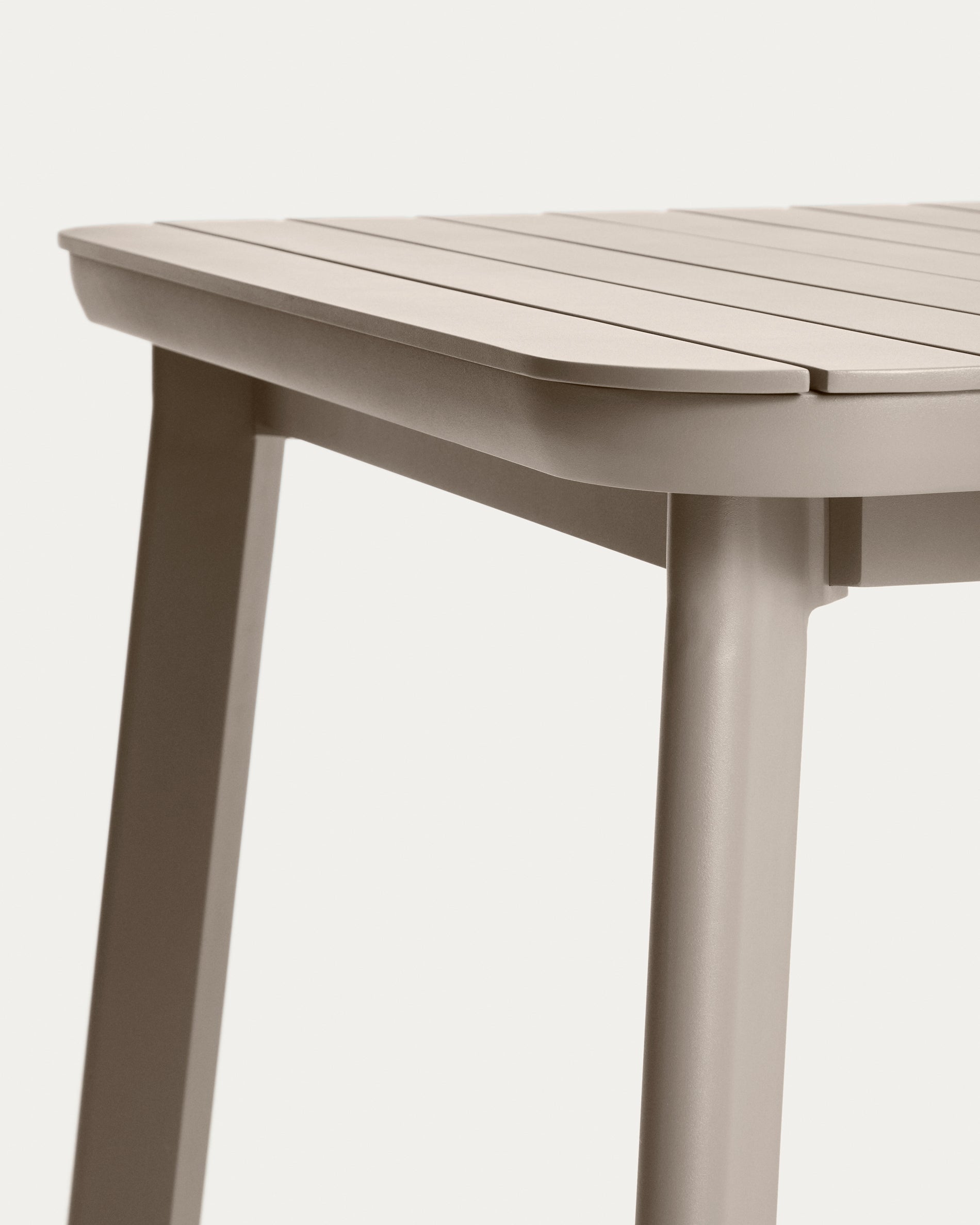 Ausziehbarer Outdoor-Tisch Izola aus Aluminium mit beigem Finish 185 (235) x 100 cm in Beige präsentiert im Onlineshop von KAQTU Design AG. Gartentisch ist von Kave Home