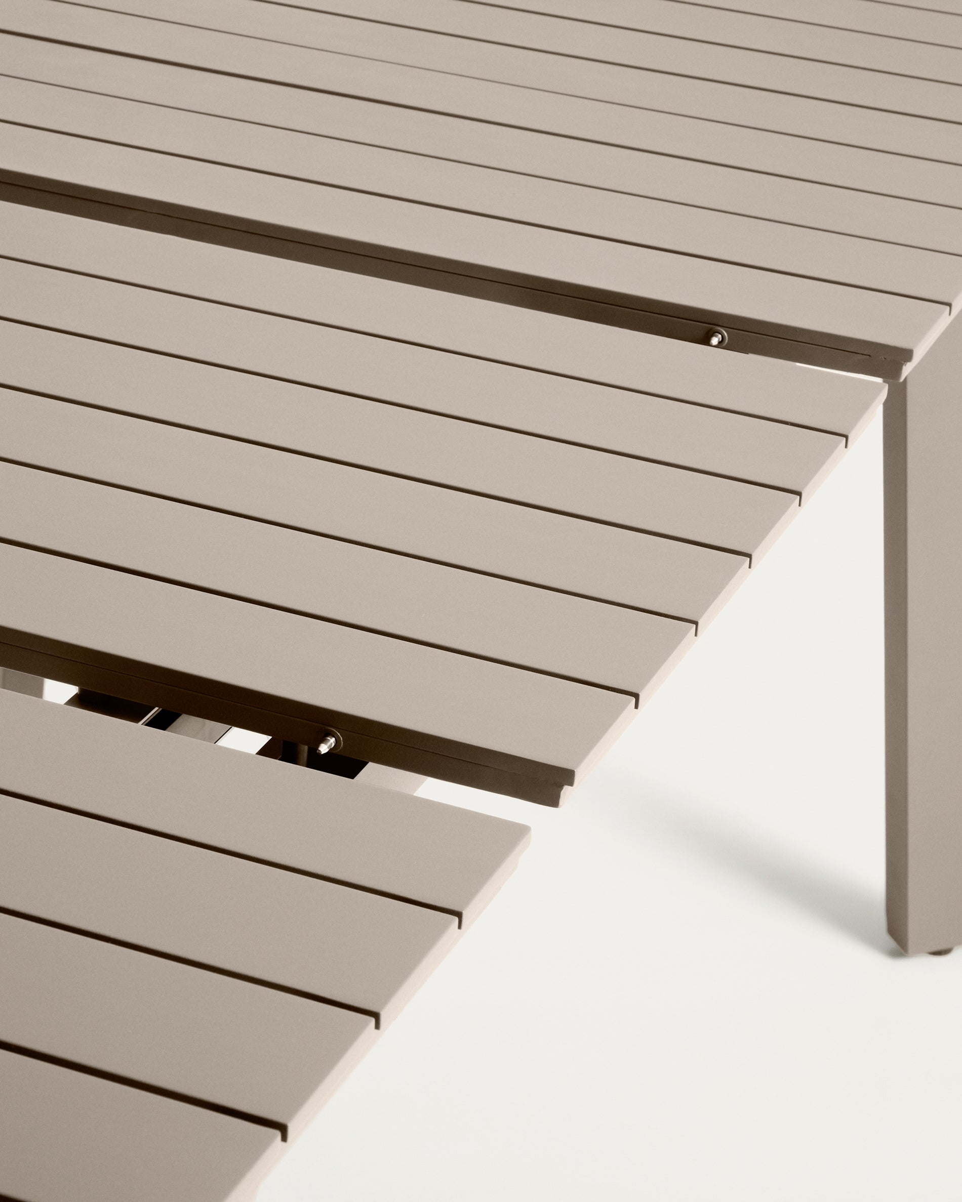 Ausziehbarer Outdoor-Tisch Izola aus Aluminium mit beigem Finish 185 (235) x 100 cm in Beige präsentiert im Onlineshop von KAQTU Design AG. Gartentisch ist von Kave Home