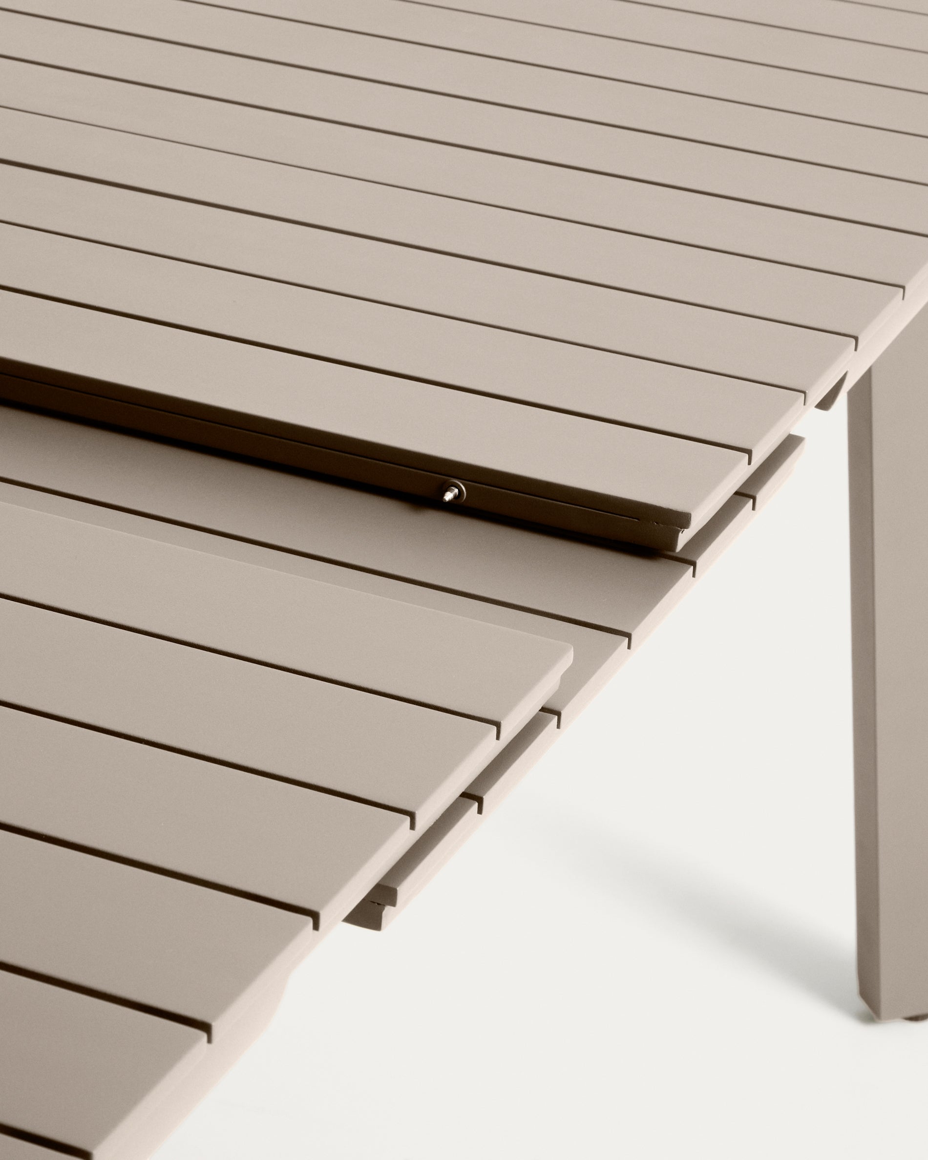 Ausziehbarer Outdoor-Tisch Izola aus Aluminium mit beigem Finish 185 (235) x 100 cm in Beige präsentiert im Onlineshop von KAQTU Design AG. Gartentisch ist von Kave Home