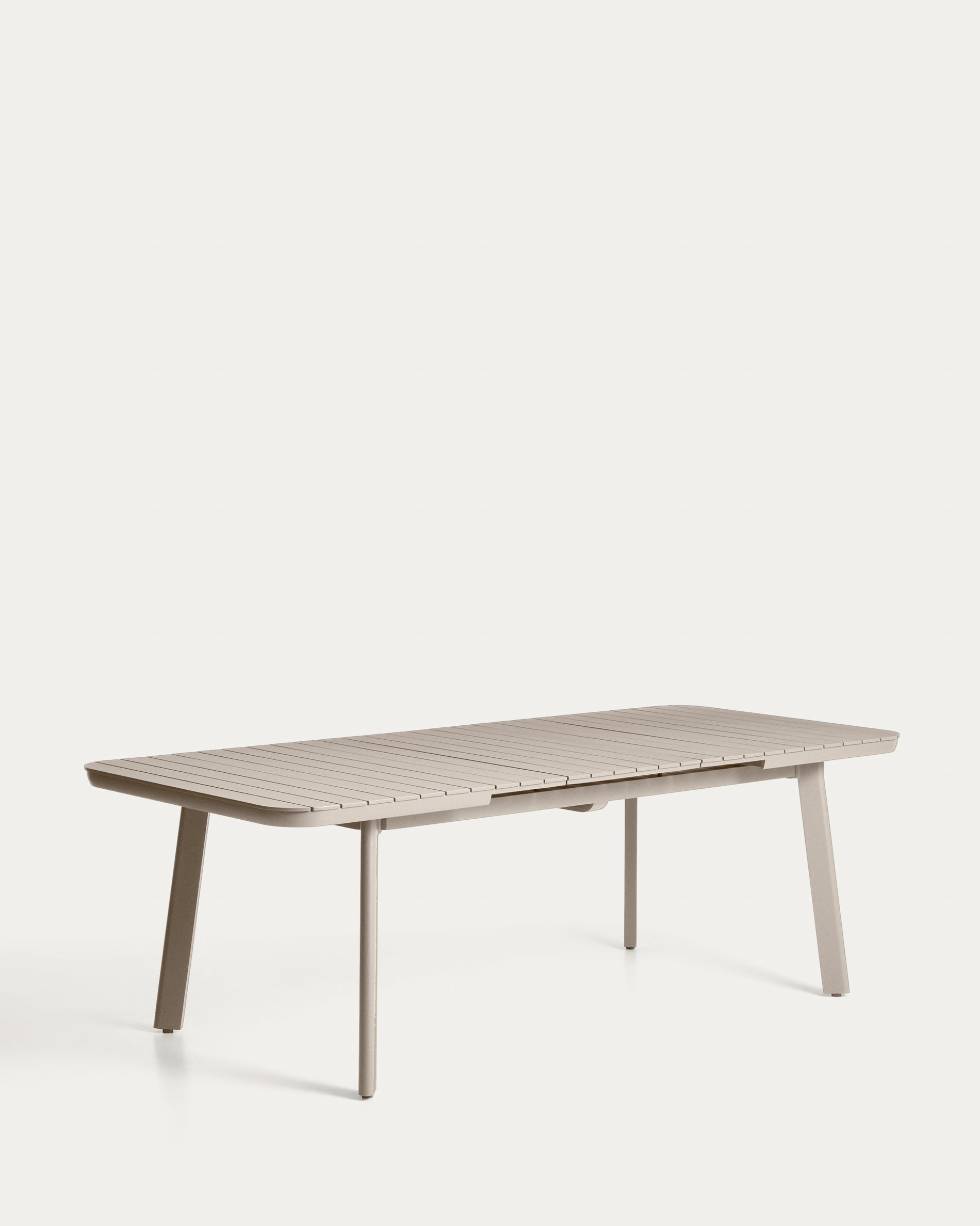 Ausziehbarer Outdoor-Tisch Izola aus Aluminium mit beigem Finish 185 (235) x 100 cm in Beige präsentiert im Onlineshop von KAQTU Design AG. Gartentisch ist von Kave Home