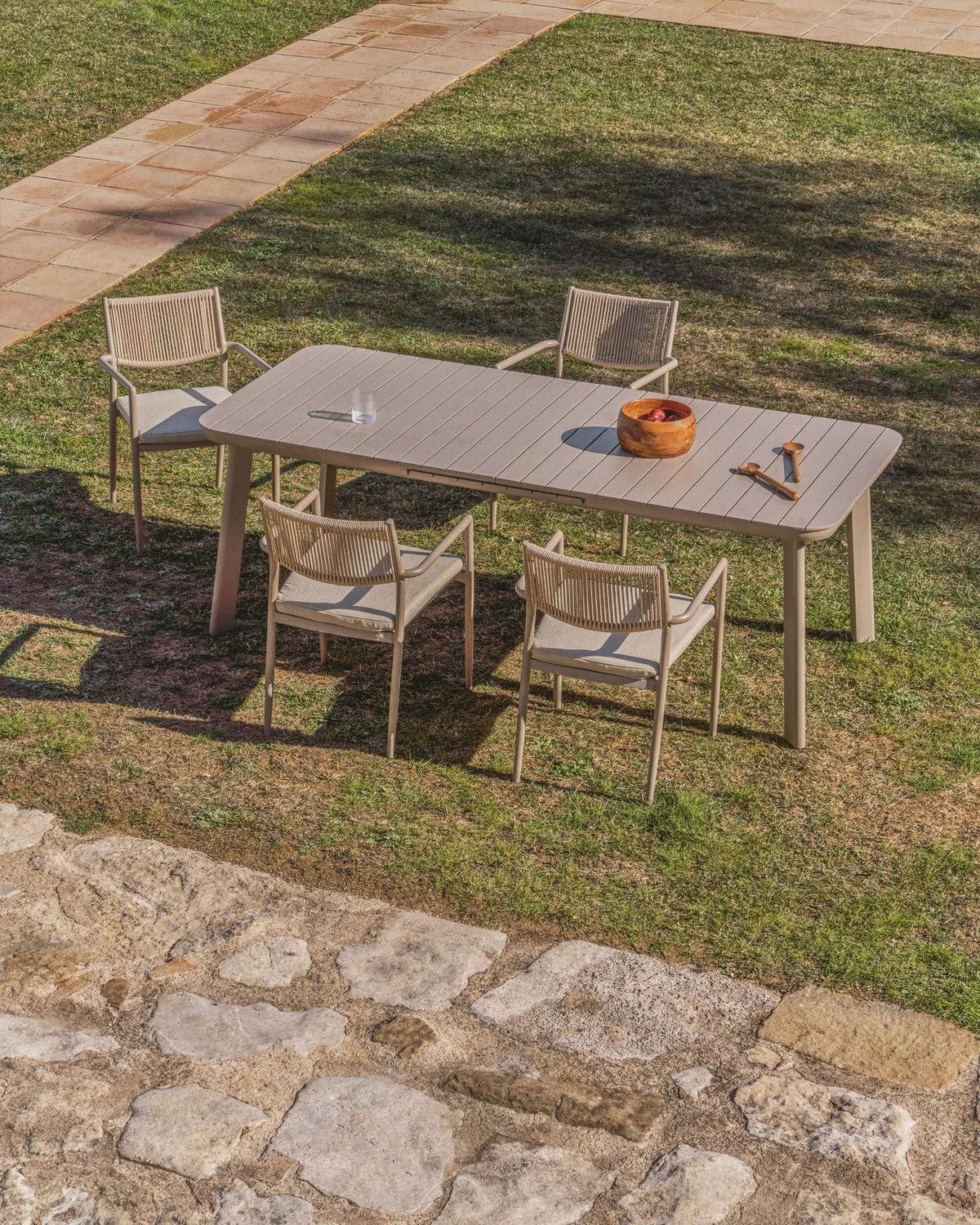Ausziehbarer Outdoor-Tisch Izola aus Aluminium mit taupefarbenem Finish 185 (235) x 100 cm in Beige, Taupe, Hellbraun, Hellgrau präsentiert im Onlineshop von KAQTU Design AG. Gartentisch ist von Kave Home