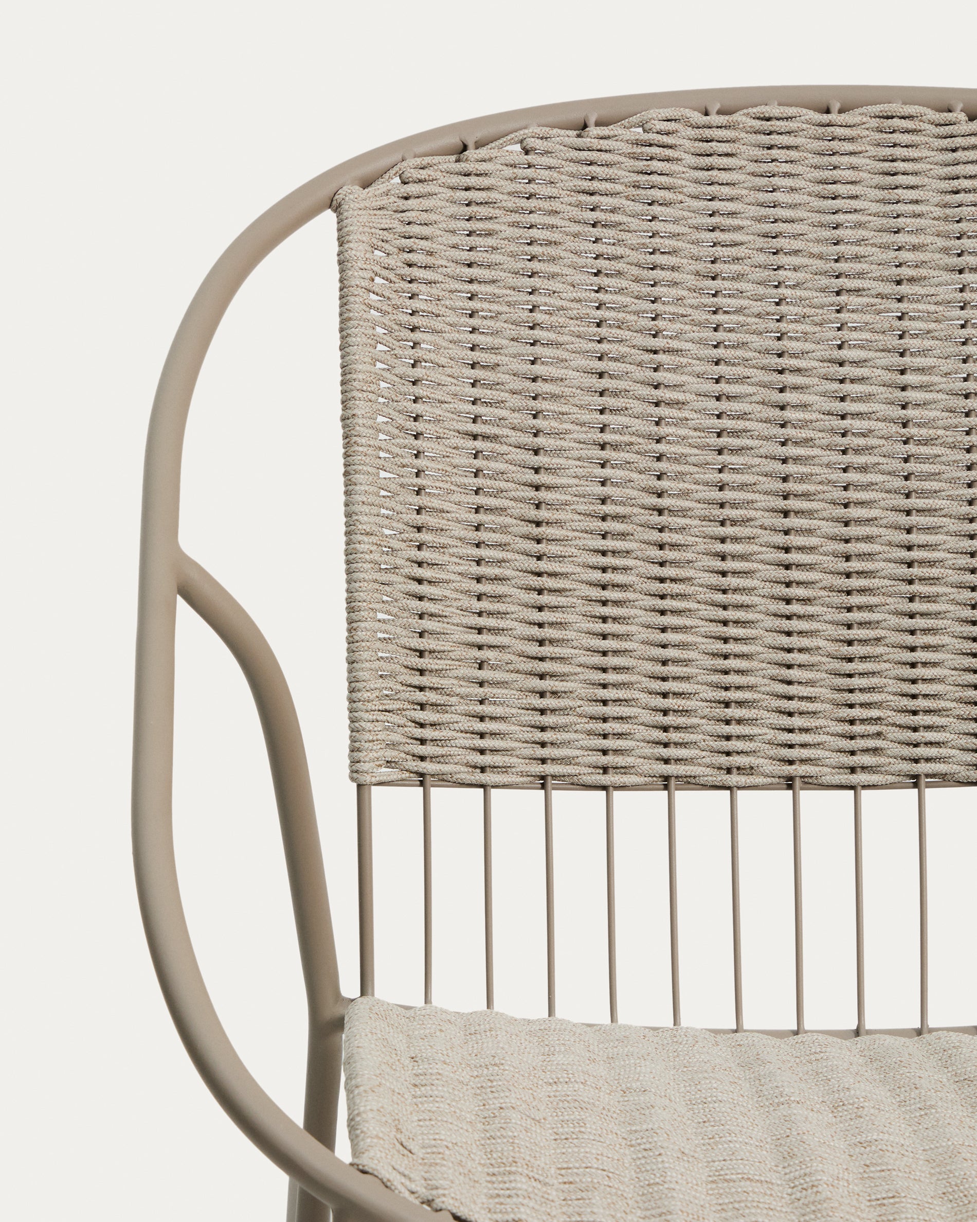 Schaukelstuhl Atrani aus verzinktem Stahl und taupefarbenem Seil in Taupe präsentiert im Onlineshop von KAQTU Design AG. Outdoor-Sessel ist von Kave Home