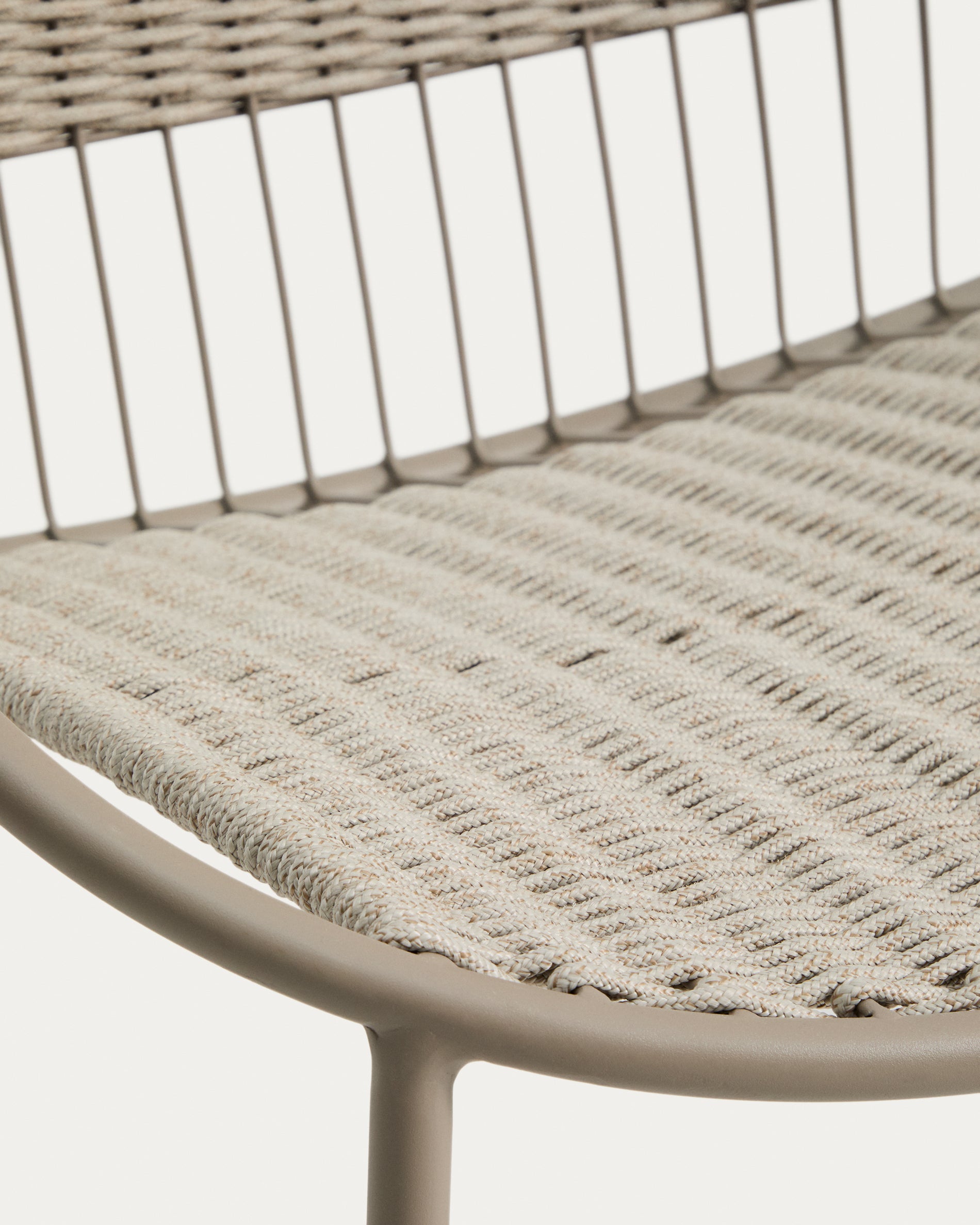 Schaukelstuhl Atrani aus verzinktem Stahl und taupefarbenem Seil in Taupe präsentiert im Onlineshop von KAQTU Design AG. Outdoor-Sessel ist von Kave Home