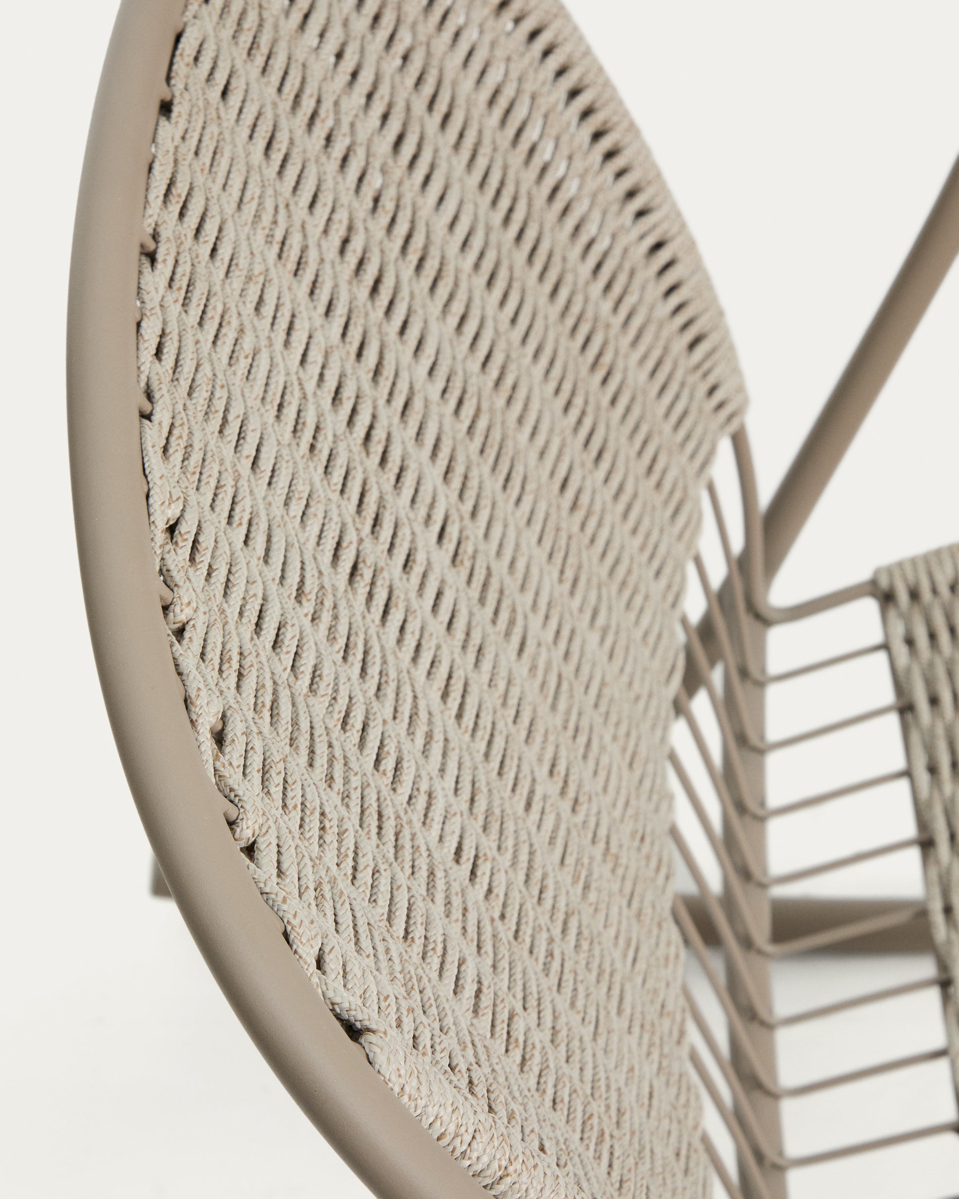 Schaukelstuhl Atrani aus verzinktem Stahl und taupefarbenem Seil in Taupe präsentiert im Onlineshop von KAQTU Design AG. Outdoor-Sessel ist von Kave Home