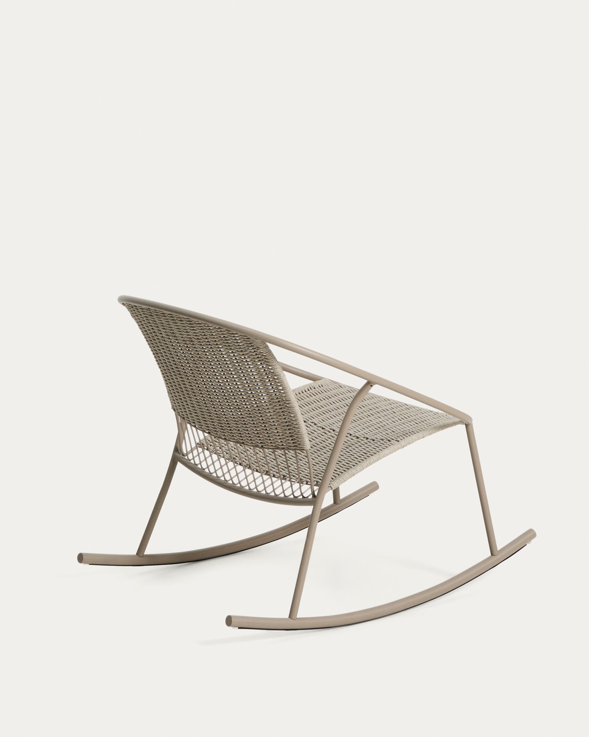 Schaukelstuhl Atrani aus verzinktem Stahl und taupefarbenem Seil in Taupe präsentiert im Onlineshop von KAQTU Design AG. Outdoor-Sessel ist von Kave Home