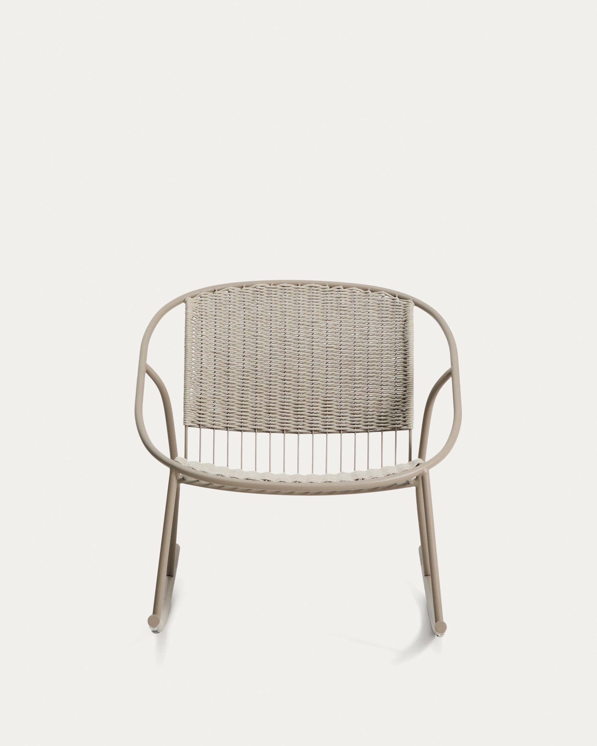 Schaukelstuhl Atrani aus verzinktem Stahl und taupefarbenem Seil in Taupe präsentiert im Onlineshop von KAQTU Design AG. Outdoor-Sessel ist von Kave Home