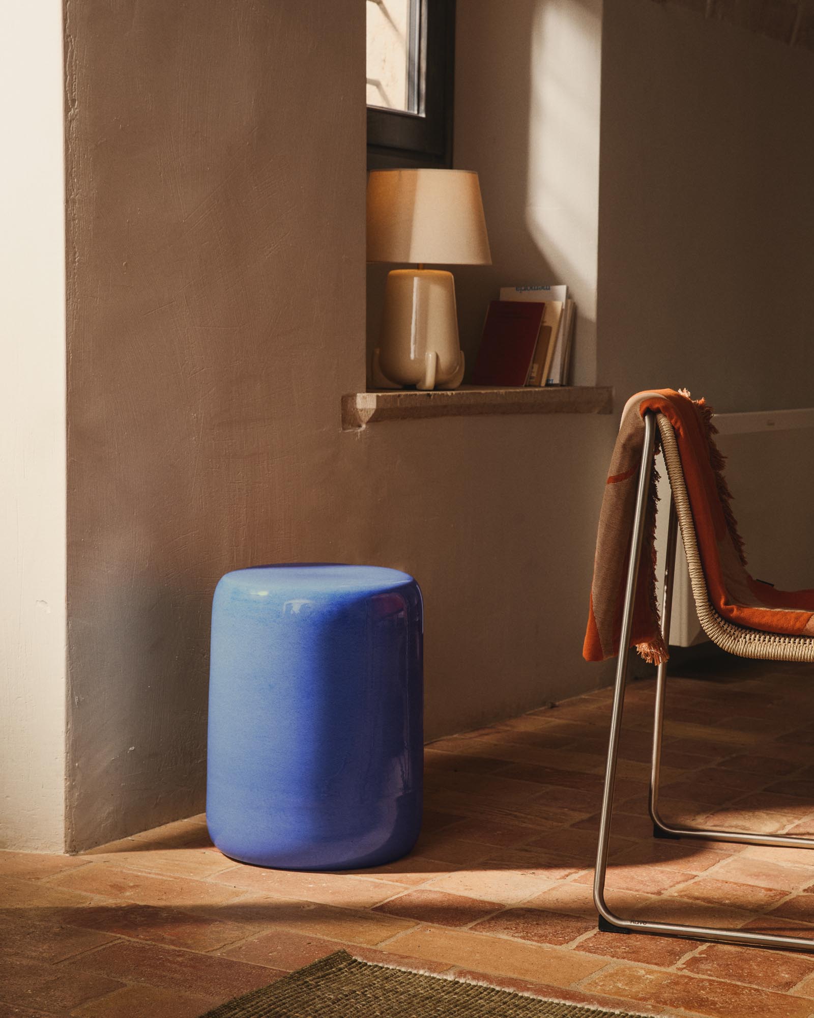 Outdoor-Beistelltisch Mesquida aus Keramik mit blauer Glasur, Ø 35 cm in Blau präsentiert im Onlineshop von KAQTU Design AG. Beistelltisch Outdoor ist von Kave Home