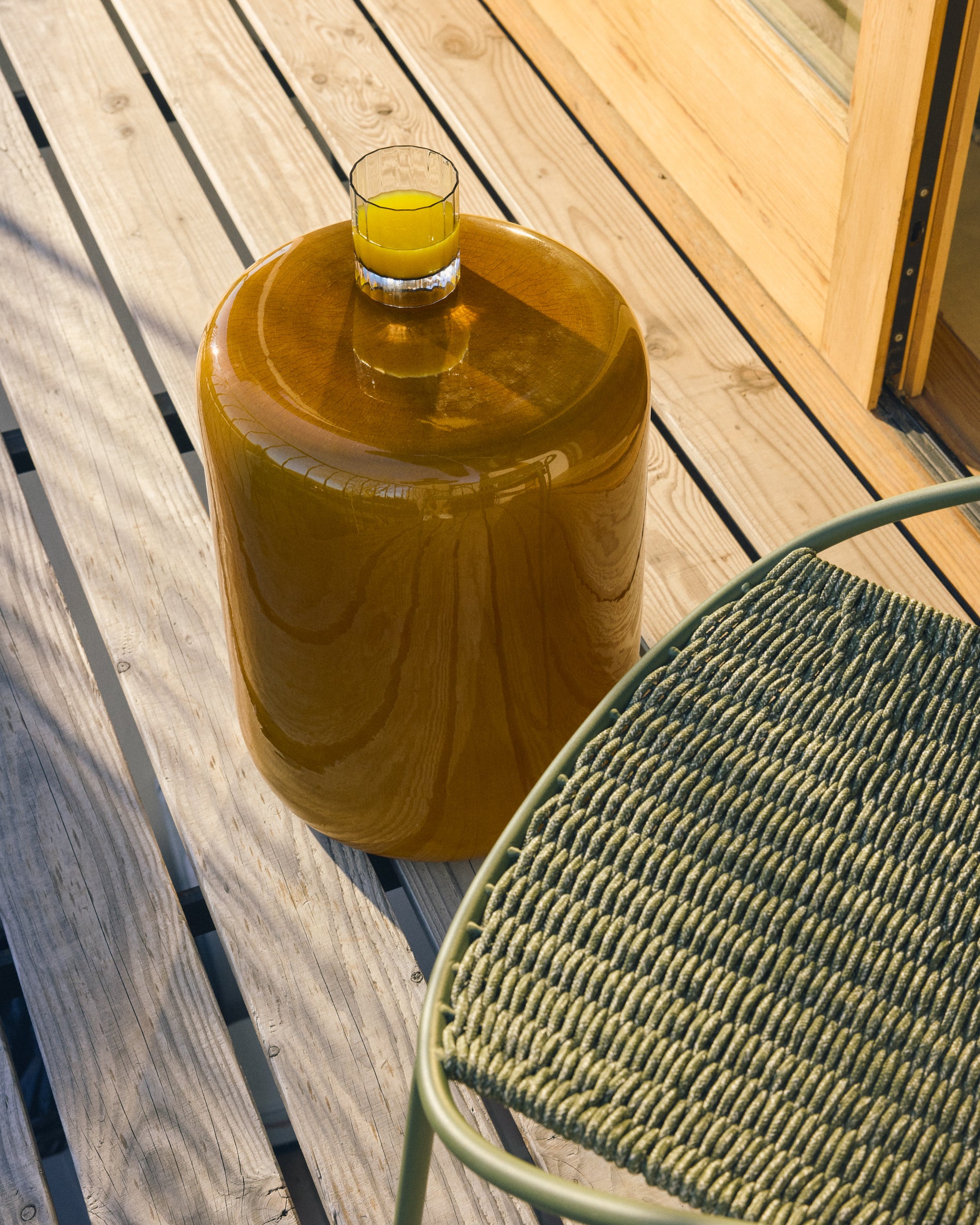 Outdoor-Beistelltisch Mesquida aus Keramik mit senfgelber Glasur, Ø 35 cm in Senfgelb präsentiert im Onlineshop von KAQTU Design AG. Beistelltisch Outdoor ist von Kave Home