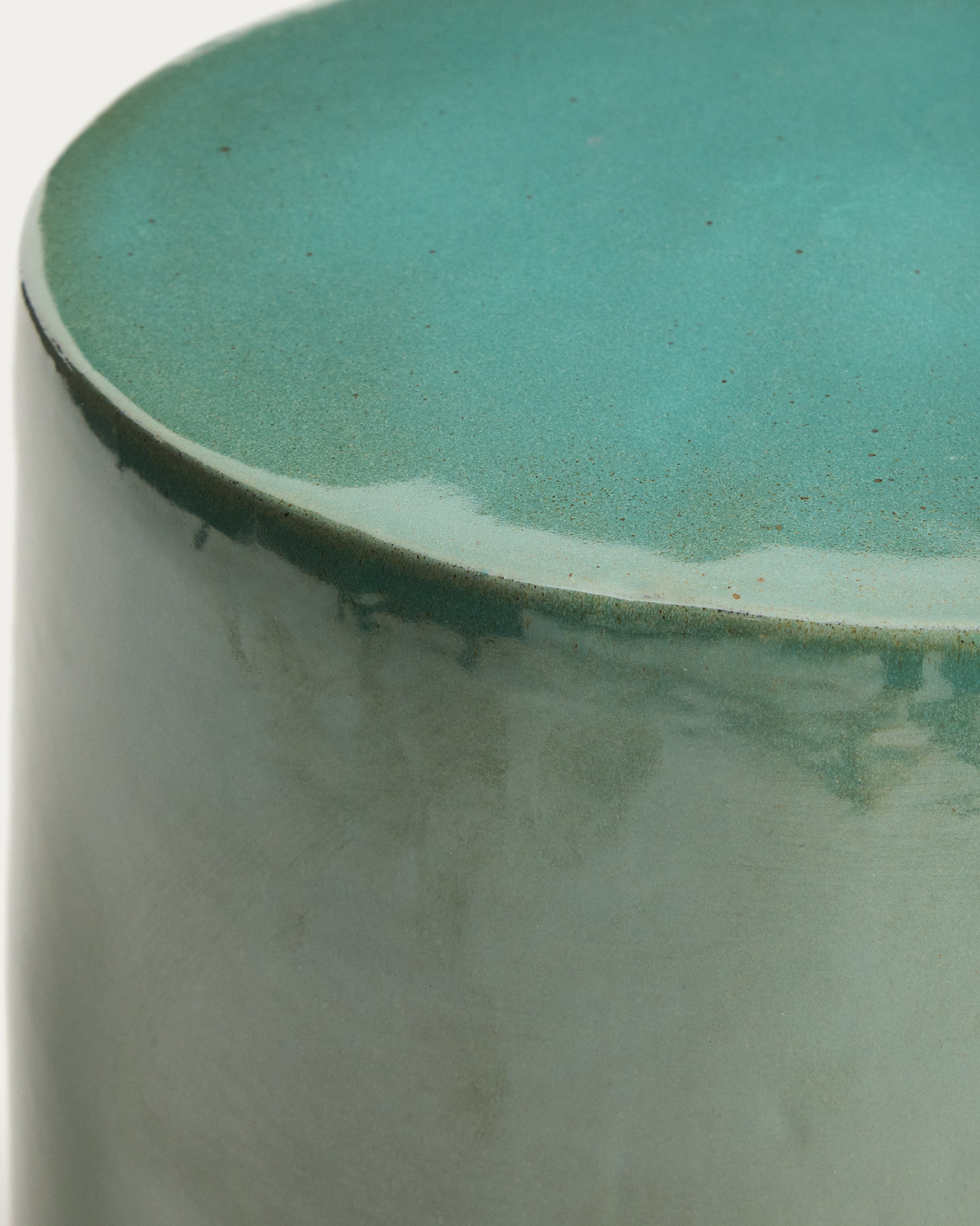 Outdoor-Beistelltisch Mesquida aus Keramik mit türkisfarbener Glasur, Ø 35 cm in Türkis präsentiert im Onlineshop von KAQTU Design AG. Beistelltisch Outdoor ist von Kave Home