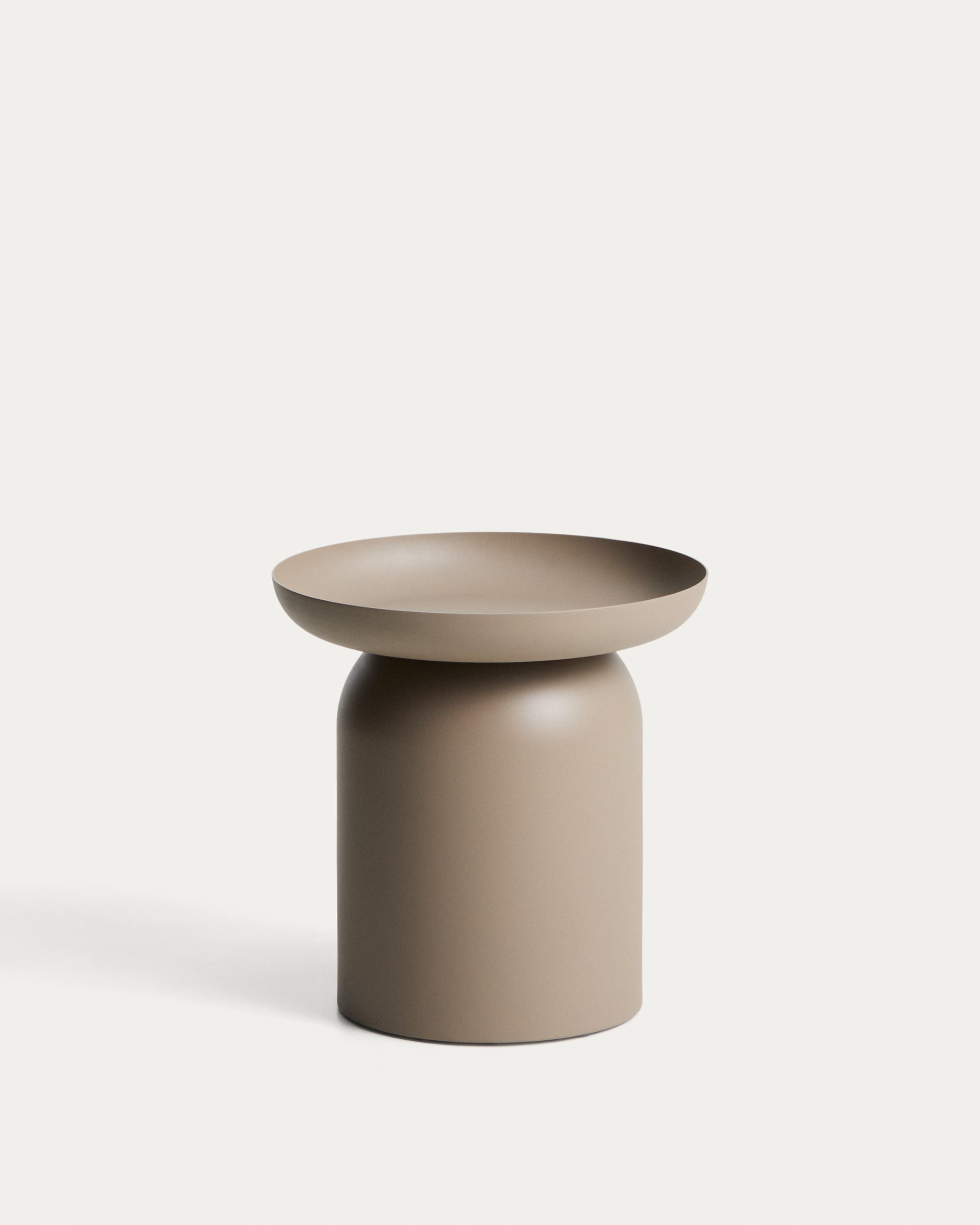 Beistelltisch Arcola aus Aluminium in Taupe, Ø 45 cm in Beige präsentiert im Onlineshop von KAQTU Design AG. Beistelltisch Outdoor ist von Kave Home