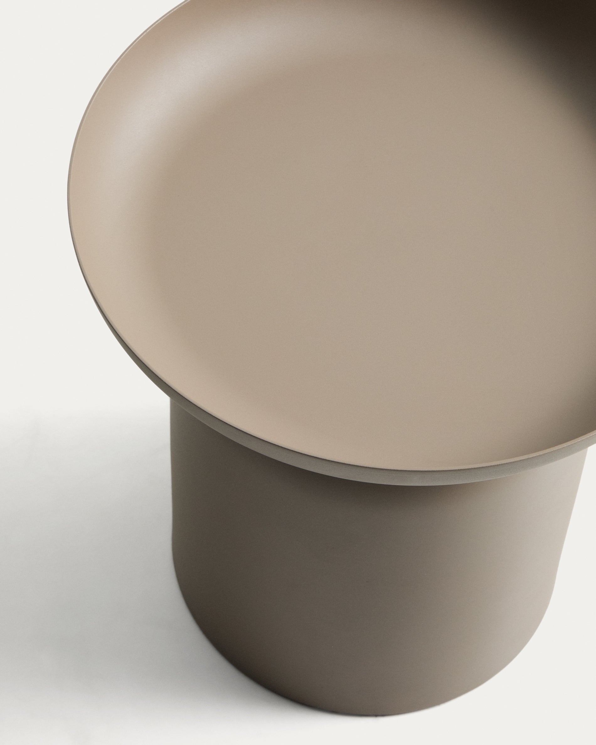 Beistelltisch Arcola aus Aluminium in Taupe, Ø 45 cm in Beige präsentiert im Onlineshop von KAQTU Design AG. Beistelltisch Outdoor ist von Kave Home