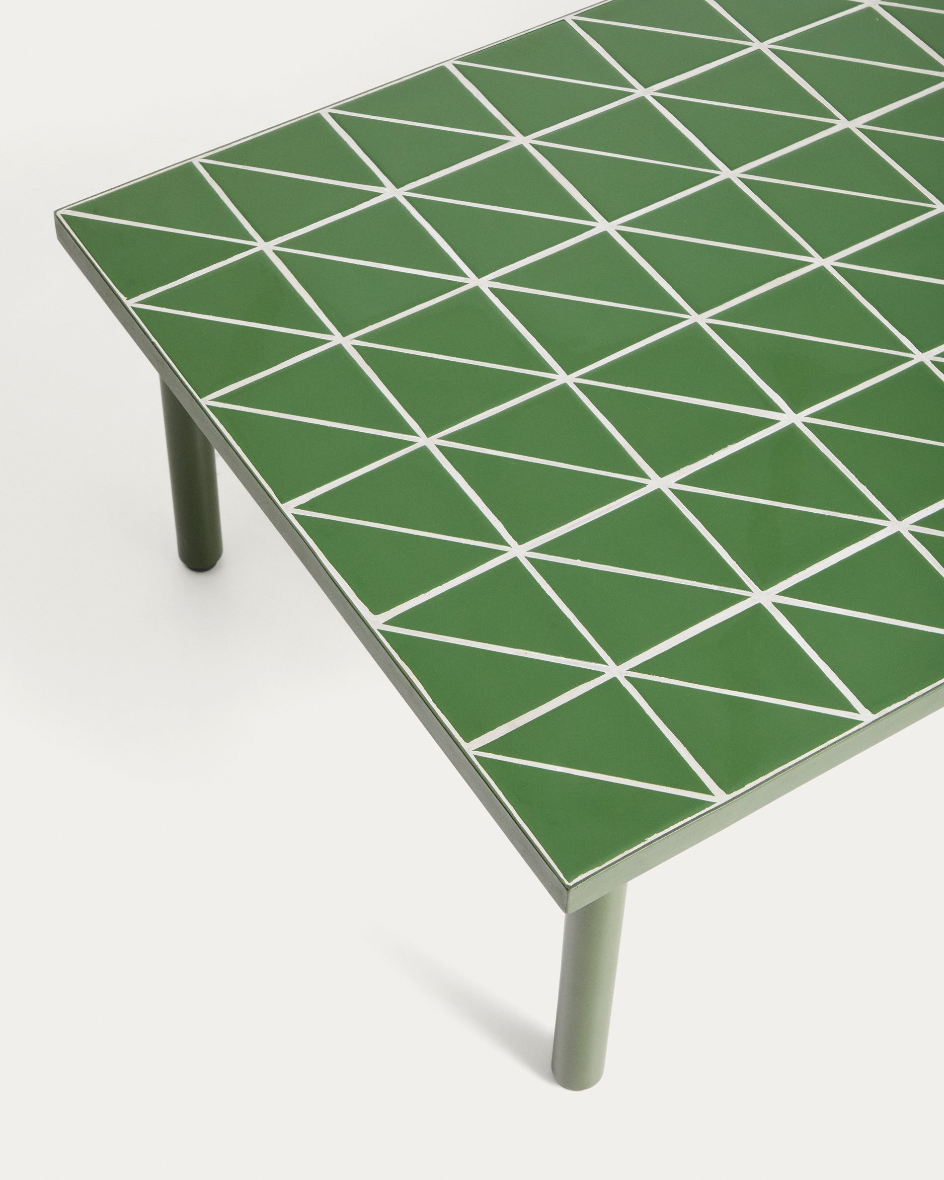 Couchtisch Maurina aus verzinktem Stahl in Grün mit grünen Kacheln, 122 x 61 cm in Grün präsentiert im Onlineshop von KAQTU Design AG. Loungetisch ist von Kave Home
