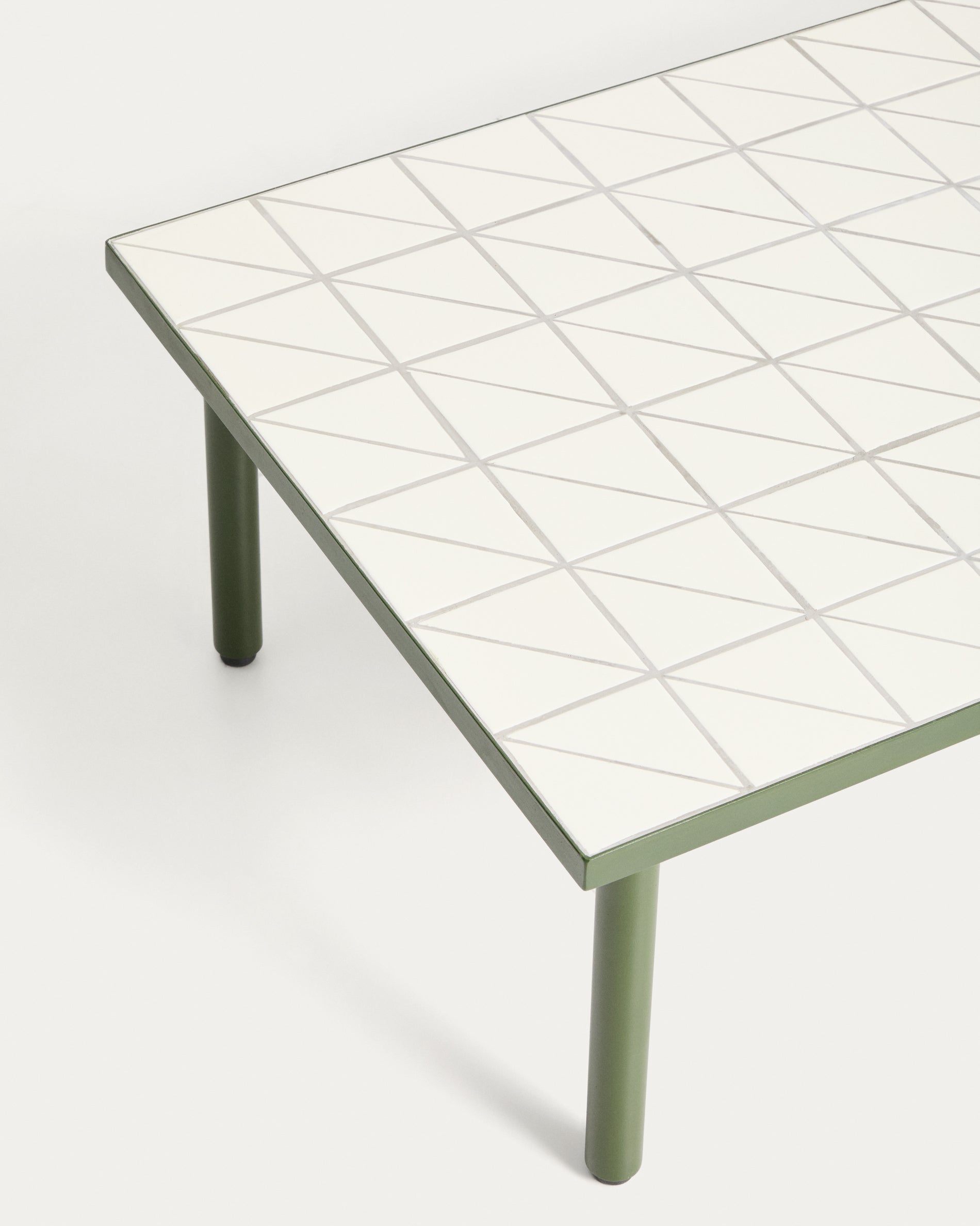 Couchtisch Maurina aus verzinktem Stahl in Grün mit ecrufarbenen Kacheln, 122 x 61 cm in Grün präsentiert im Onlineshop von KAQTU Design AG. Loungetisch ist von Kave Home
