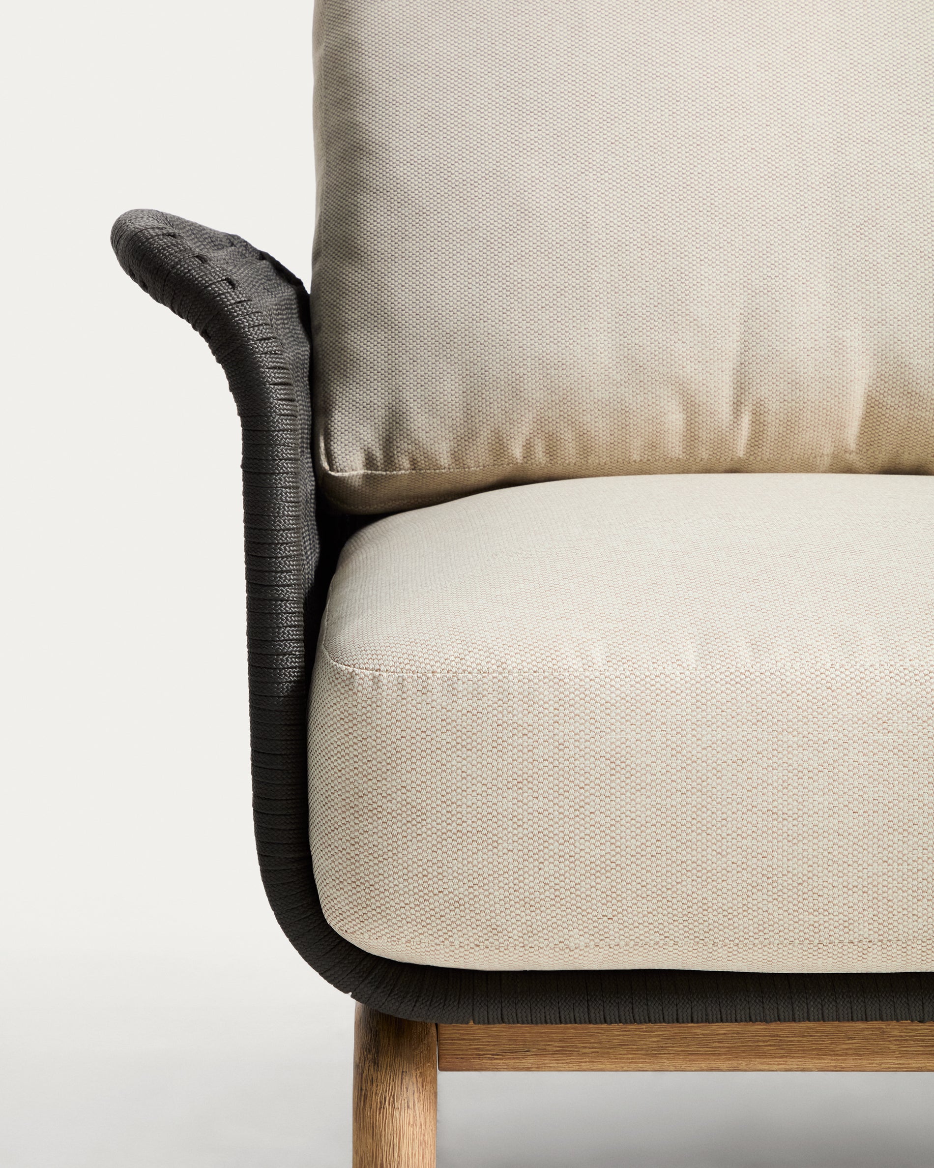 Sessel Alipa aus massivem Akazienholz und dunkelgrauem Seil, FSC 100 % in Graphit präsentiert im Onlineshop von KAQTU Design AG. Outdoor-Sessel ist von Kave Home