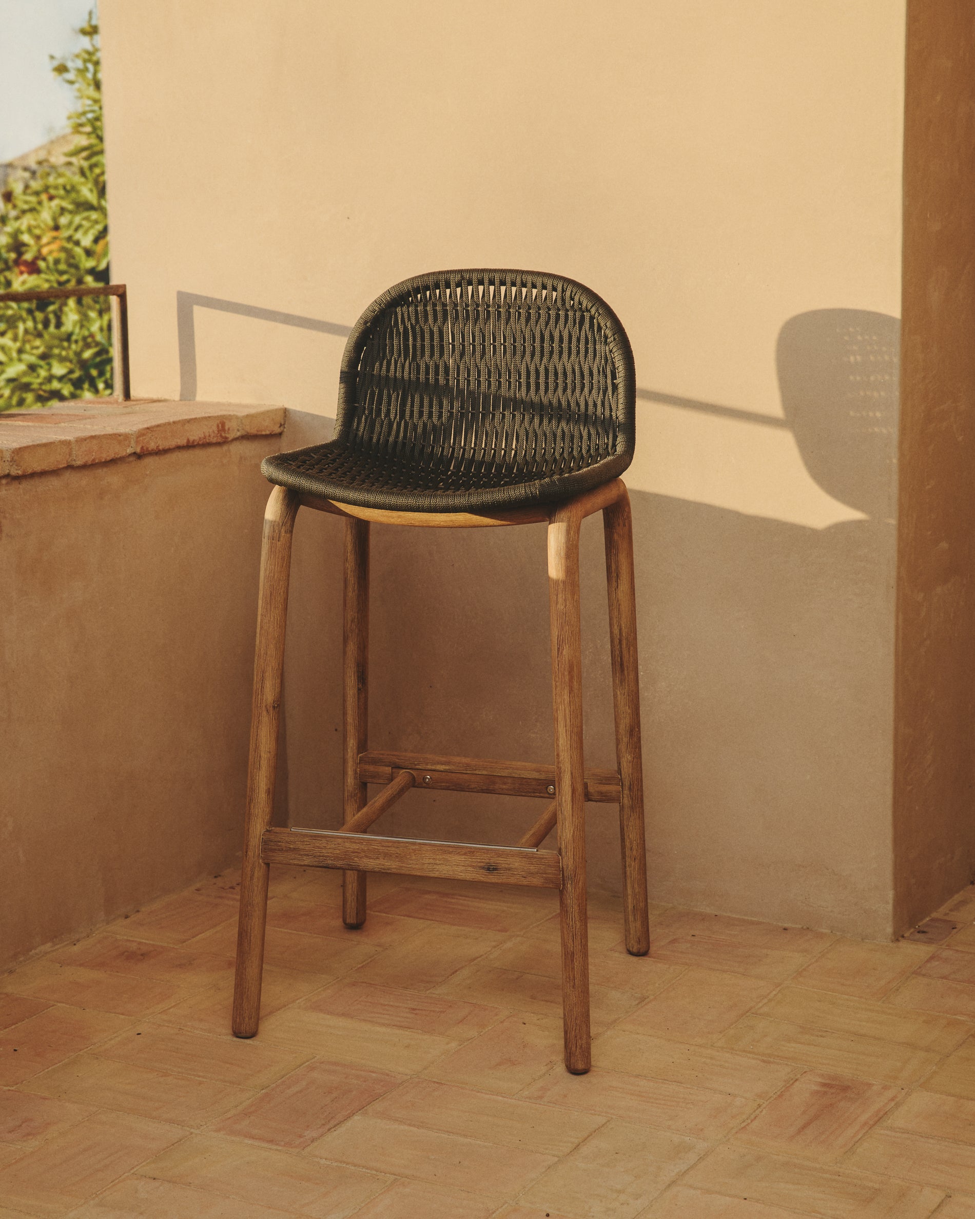 Hocker Alipa aus massivem Akazienholz und dunkelgrauem Seil, 75 cm, FSC 100 % in Graphit präsentiert im Onlineshop von KAQTU Design AG. Hocker Outdoor ist von Kave Home
