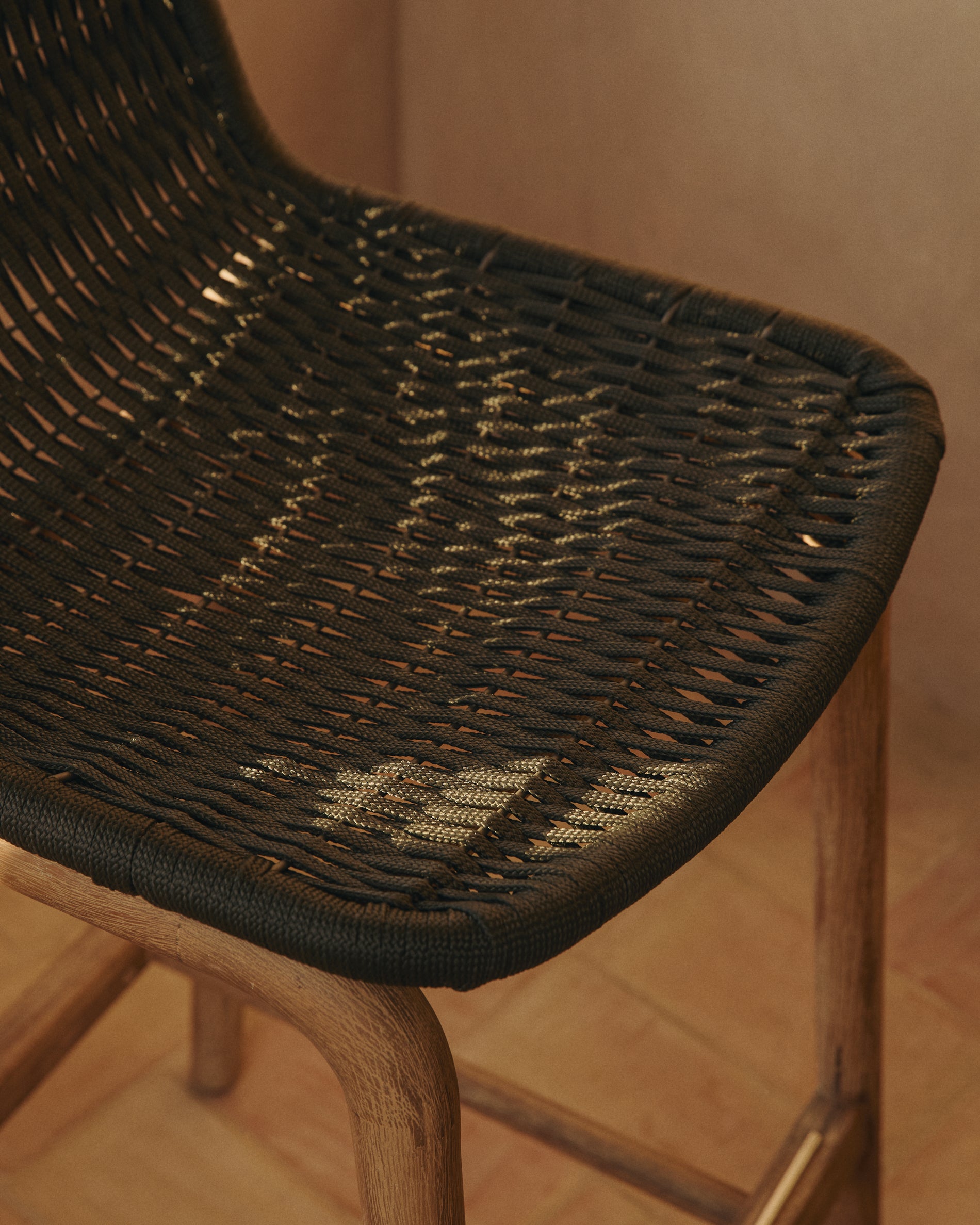 Hocker Alipa aus massivem Akazienholz und dunkelgrauem Seil, 75 cm, FSC 100 % in Graphit präsentiert im Onlineshop von KAQTU Design AG. Hocker Outdoor ist von Kave Home