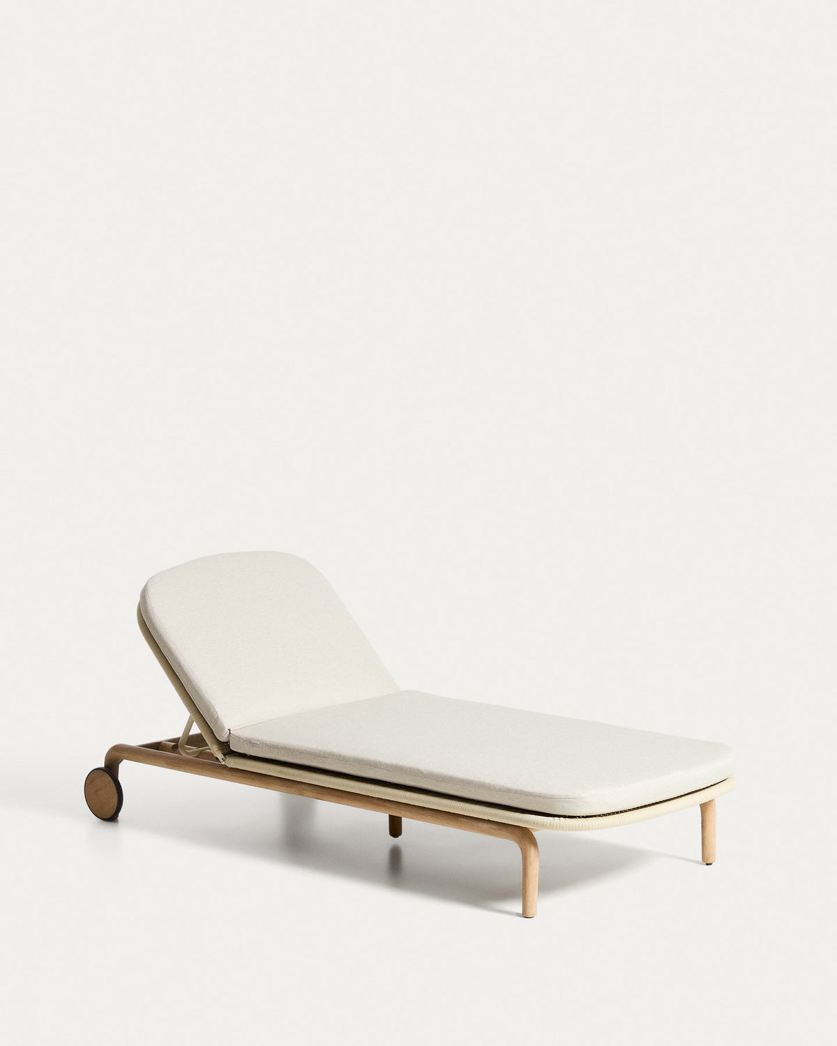 Sonnenliege Alipa aus massivem Akazienholz und ecrufarbenem Seil, FSC 100 % in Ecru, Beige, Weiss präsentiert im Onlineshop von KAQTU Design AG. Liegestuhl ist von Kave Home