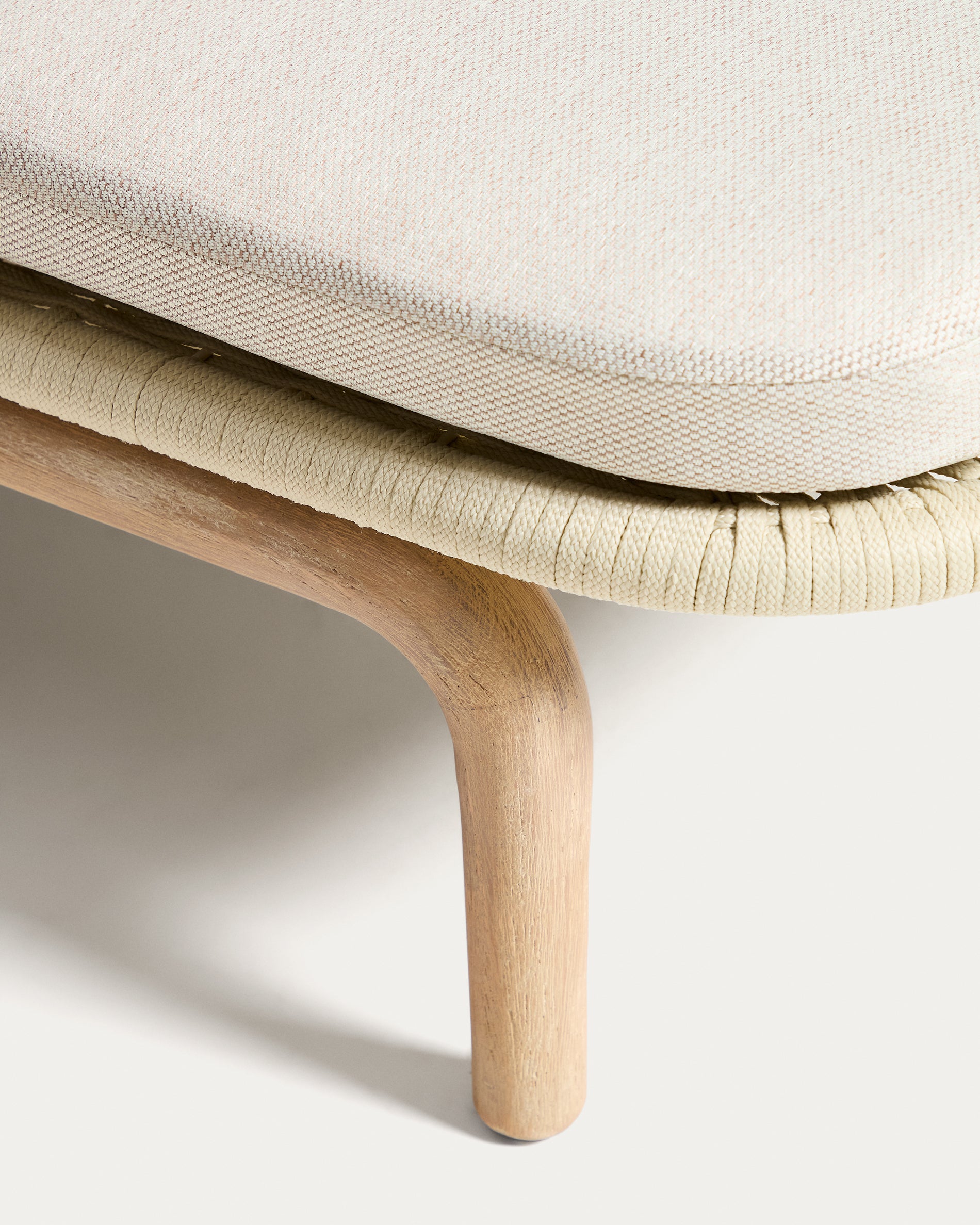 Sonnenliege Alipa aus massivem Akazienholz und ecrufarbenem Seil, FSC 100 % in Ecru präsentiert im Onlineshop von KAQTU Design AG. Liegestuhl ist von Kave Home