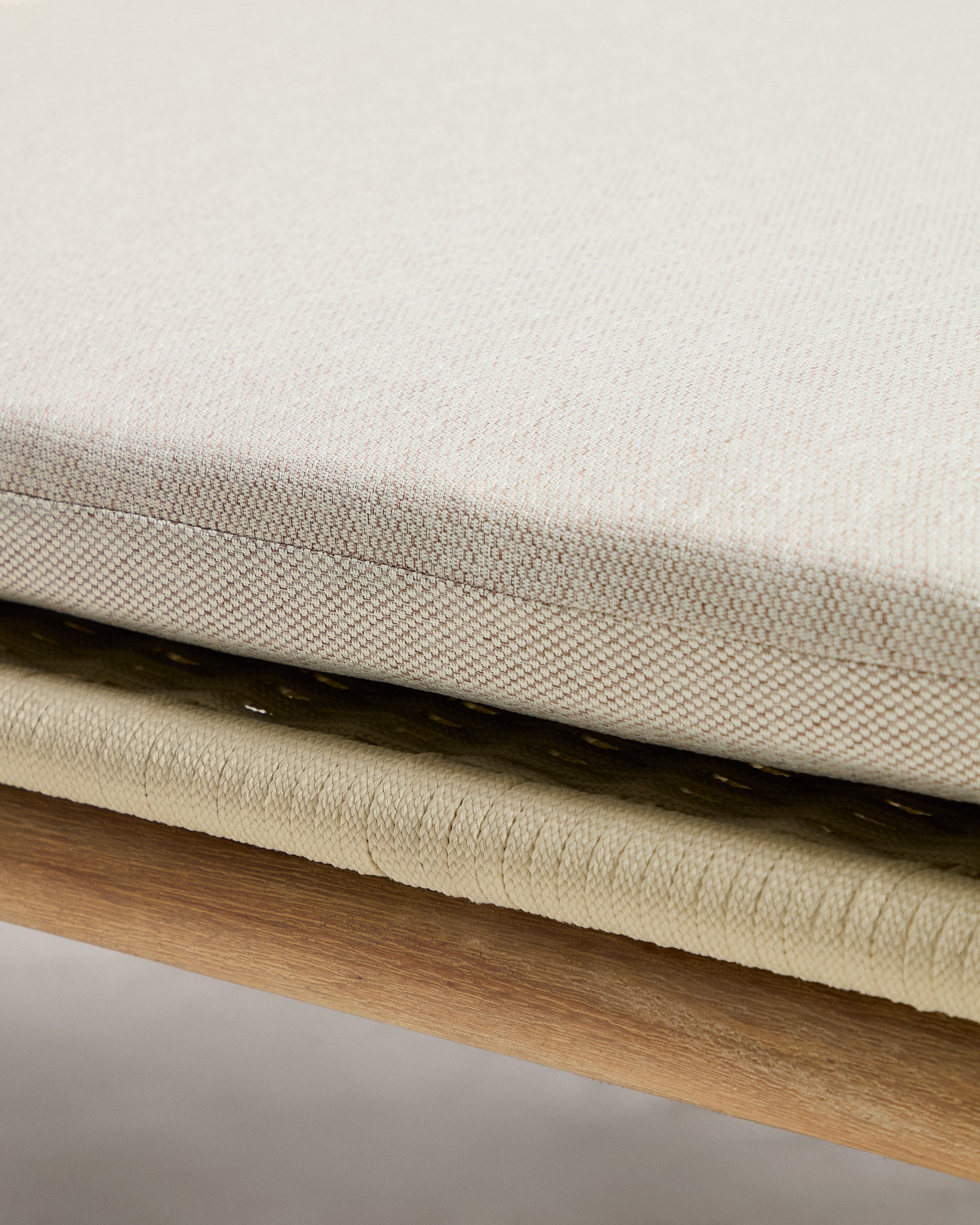 Sonnenliege Alipa aus massivem Akazienholz und ecrufarbenem Seil, FSC 100 % in Ecru präsentiert im Onlineshop von KAQTU Design AG. Liegestuhl ist von Kave Home