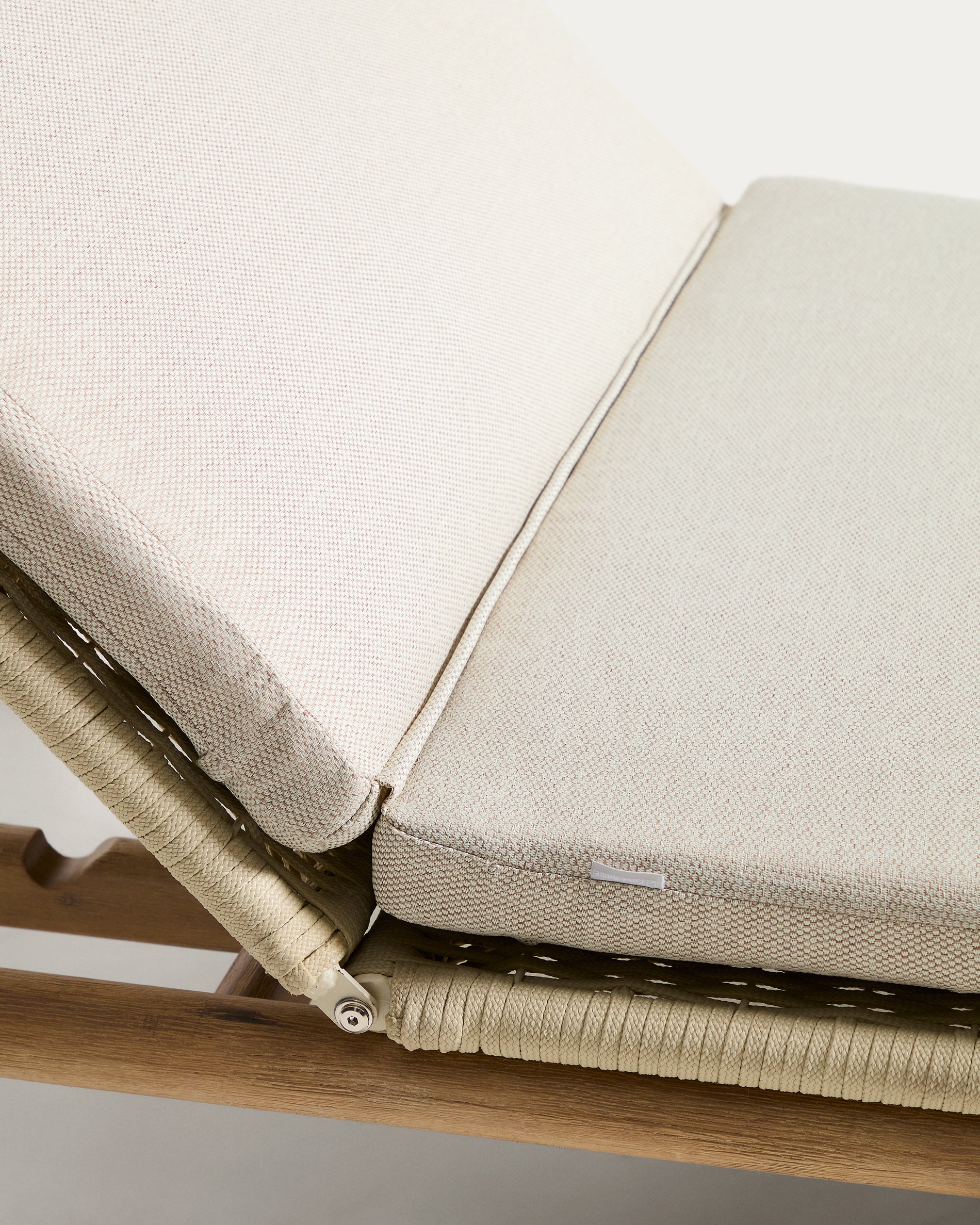 Sonnenliege Alipa aus massivem Akazienholz und ecrufarbenem Seil, FSC 100 % in Ecru präsentiert im Onlineshop von KAQTU Design AG. Liegestuhl ist von Kave Home