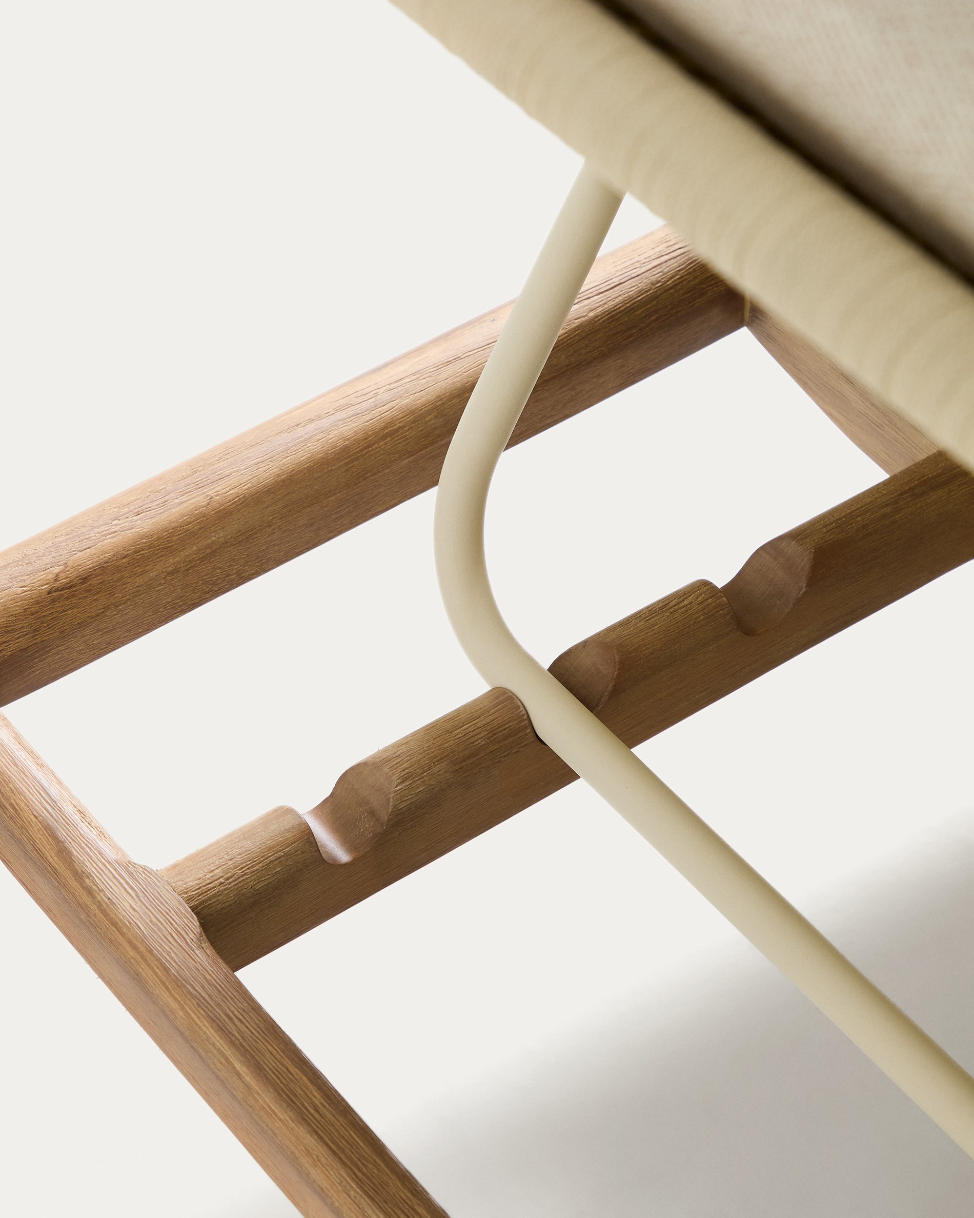 Sonnenliege Alipa aus massivem Akazienholz und ecrufarbenem Seil, FSC 100 % in Ecru präsentiert im Onlineshop von KAQTU Design AG. Liegestuhl ist von Kave Home