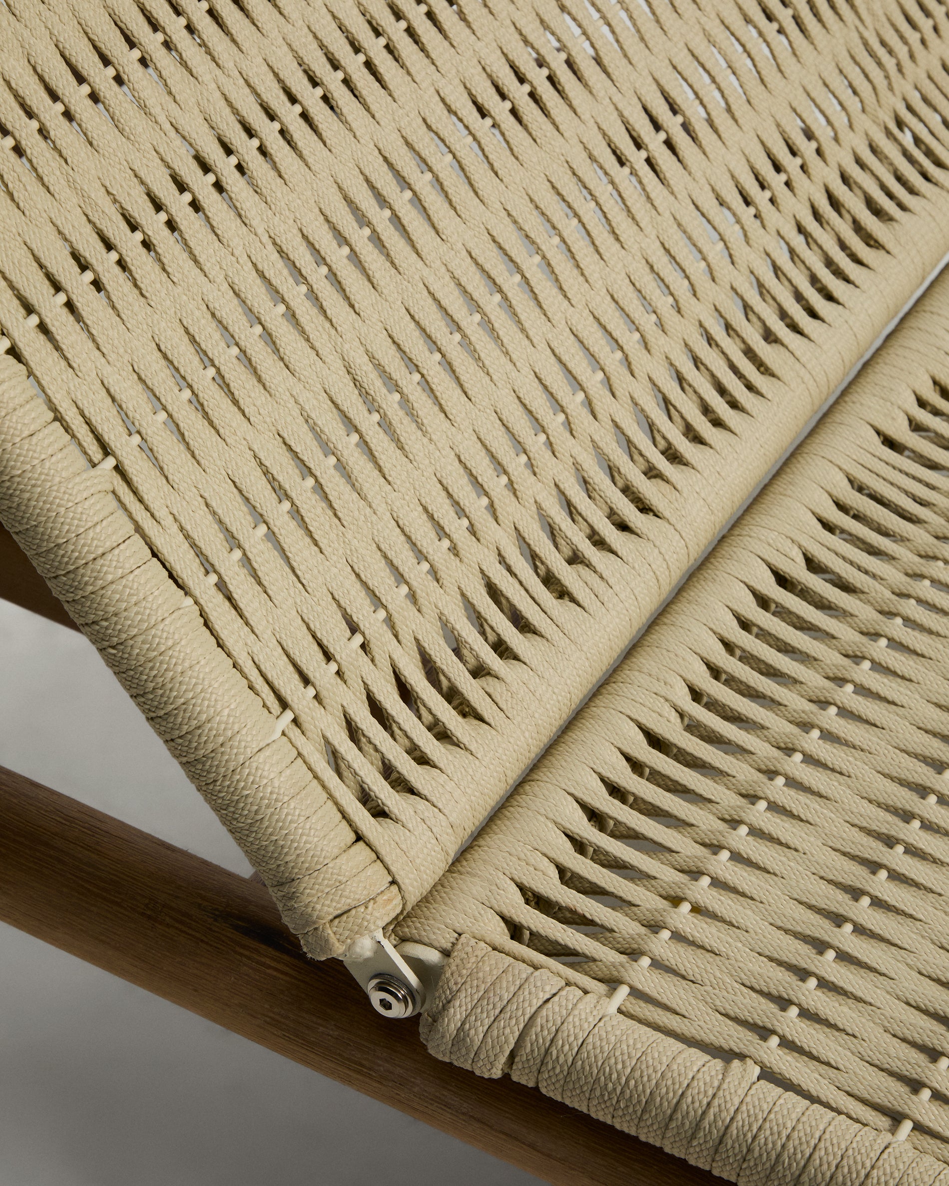 Sonnenliege Alipa aus massivem Akazienholz und ecrufarbenem Seil, FSC 100 % in Ecru präsentiert im Onlineshop von KAQTU Design AG. Liegestuhl ist von Kave Home