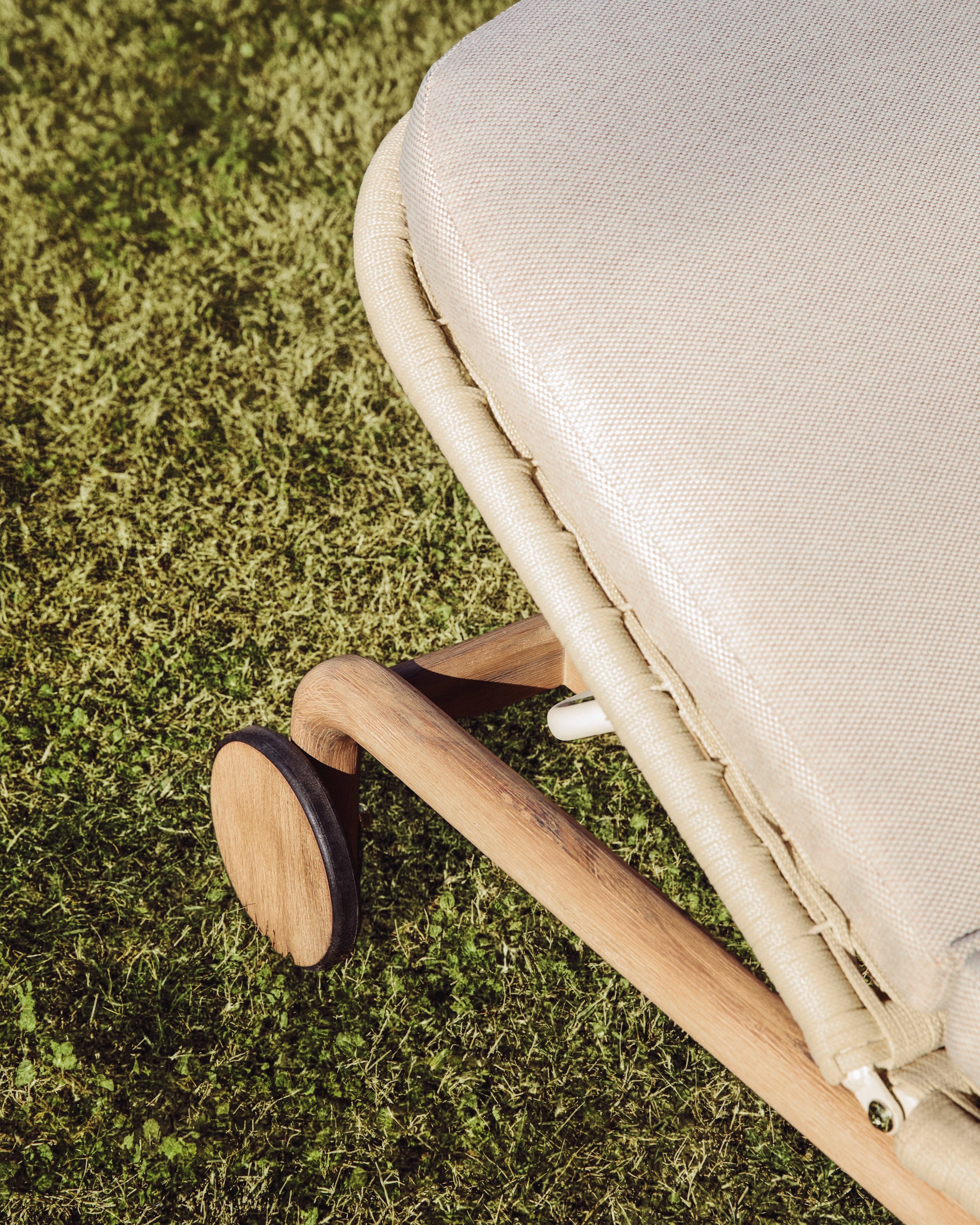 Sonnenliege Alipa aus massivem Akazienholz und ecrufarbenem Seil, FSC 100 % in Ecru präsentiert im Onlineshop von KAQTU Design AG. Liegestuhl ist von Kave Home