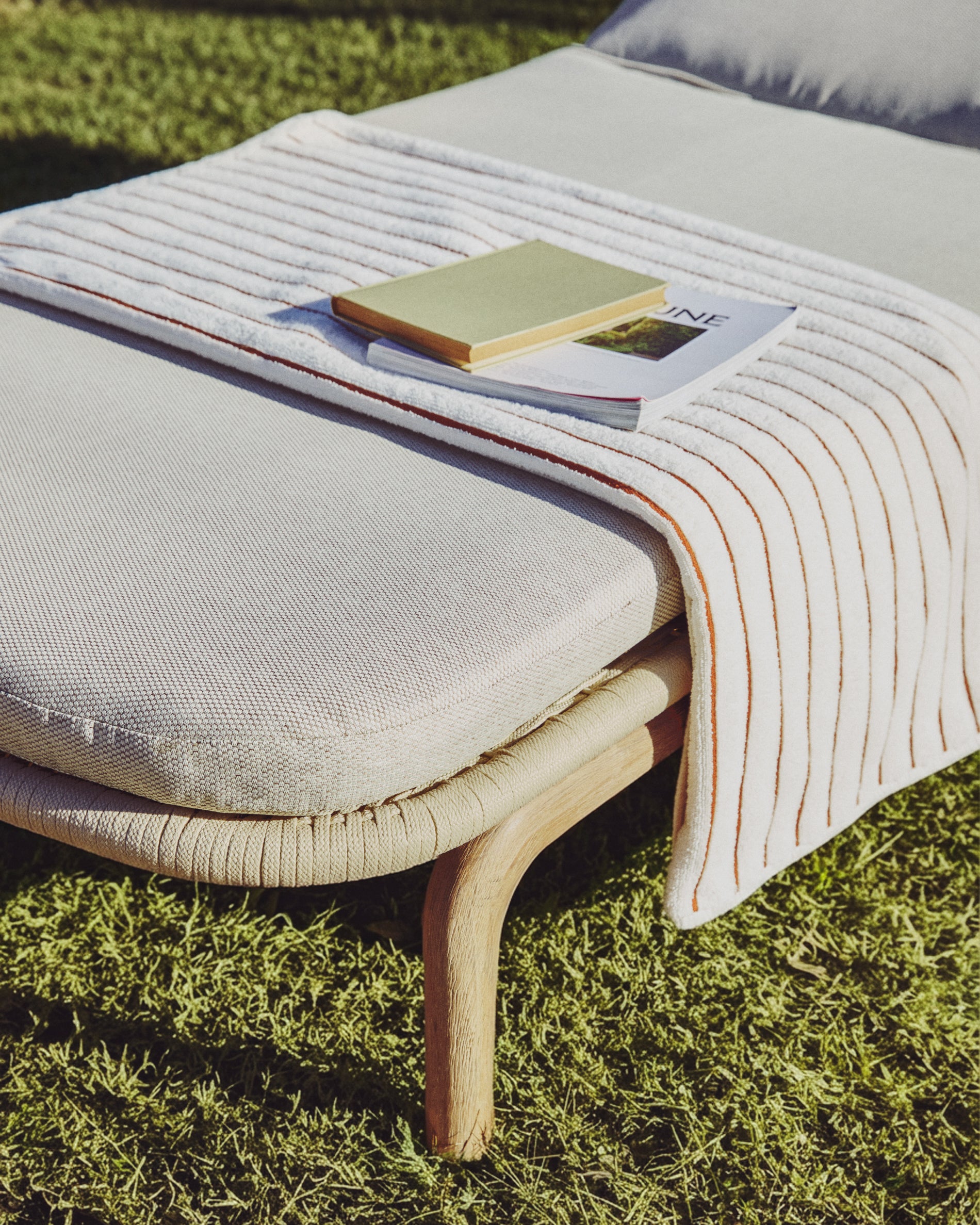 Sonnenliege Alipa aus massivem Akazienholz und ecrufarbenem Seil, FSC 100 % in Ecru präsentiert im Onlineshop von KAQTU Design AG. Liegestuhl ist von Kave Home