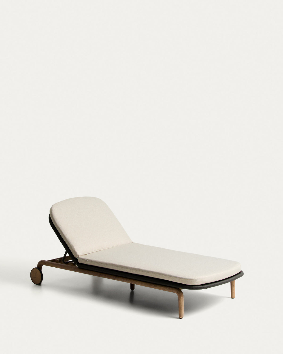 Sonnenliege Alipa aus massivem Akazienholz und dunkelgrauem Seil, FSC 100 % in Graphit, Grau, Schwarz präsentiert im Onlineshop von KAQTU Design AG. Liegestuhl ist von Kave Home
