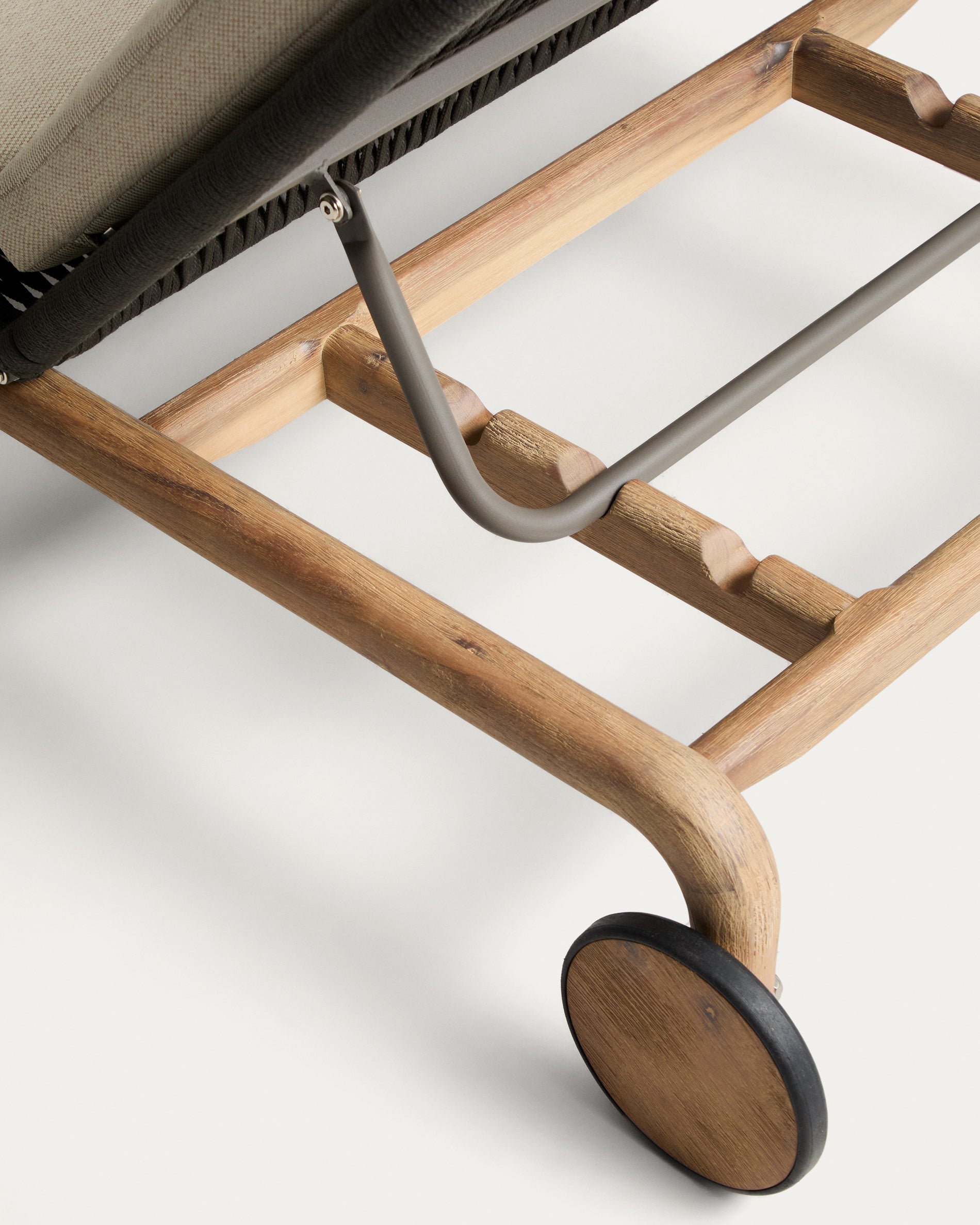 Sonnenliege Alipa aus massivem Akazienholz und dunkelgrauem Seil, FSC 100 % in Graphit präsentiert im Onlineshop von KAQTU Design AG. Liegestuhl ist von Kave Home