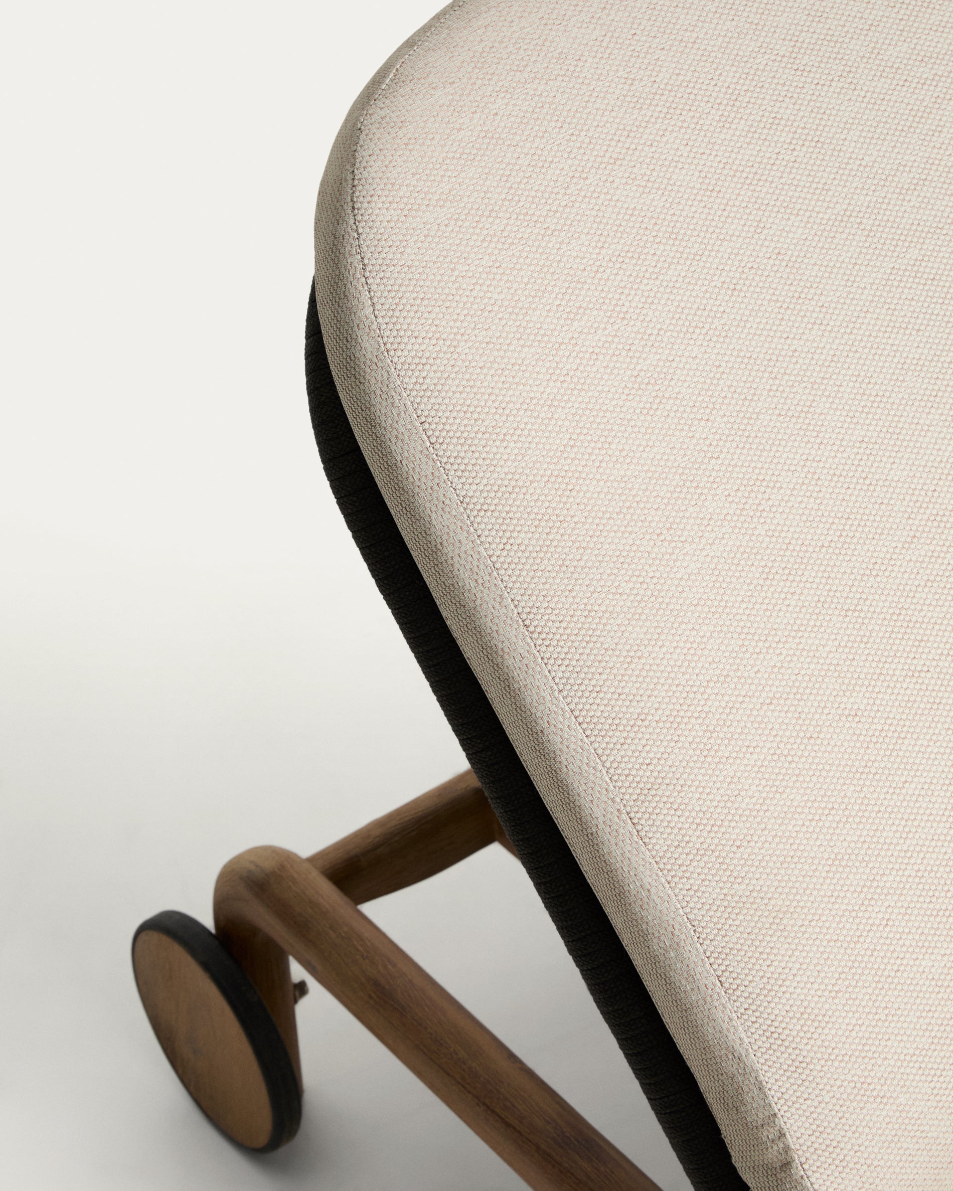 Sonnenliege Alipa aus massivem Akazienholz und dunkelgrauem Seil, FSC 100 % in Graphit präsentiert im Onlineshop von KAQTU Design AG. Liegestuhl ist von Kave Home