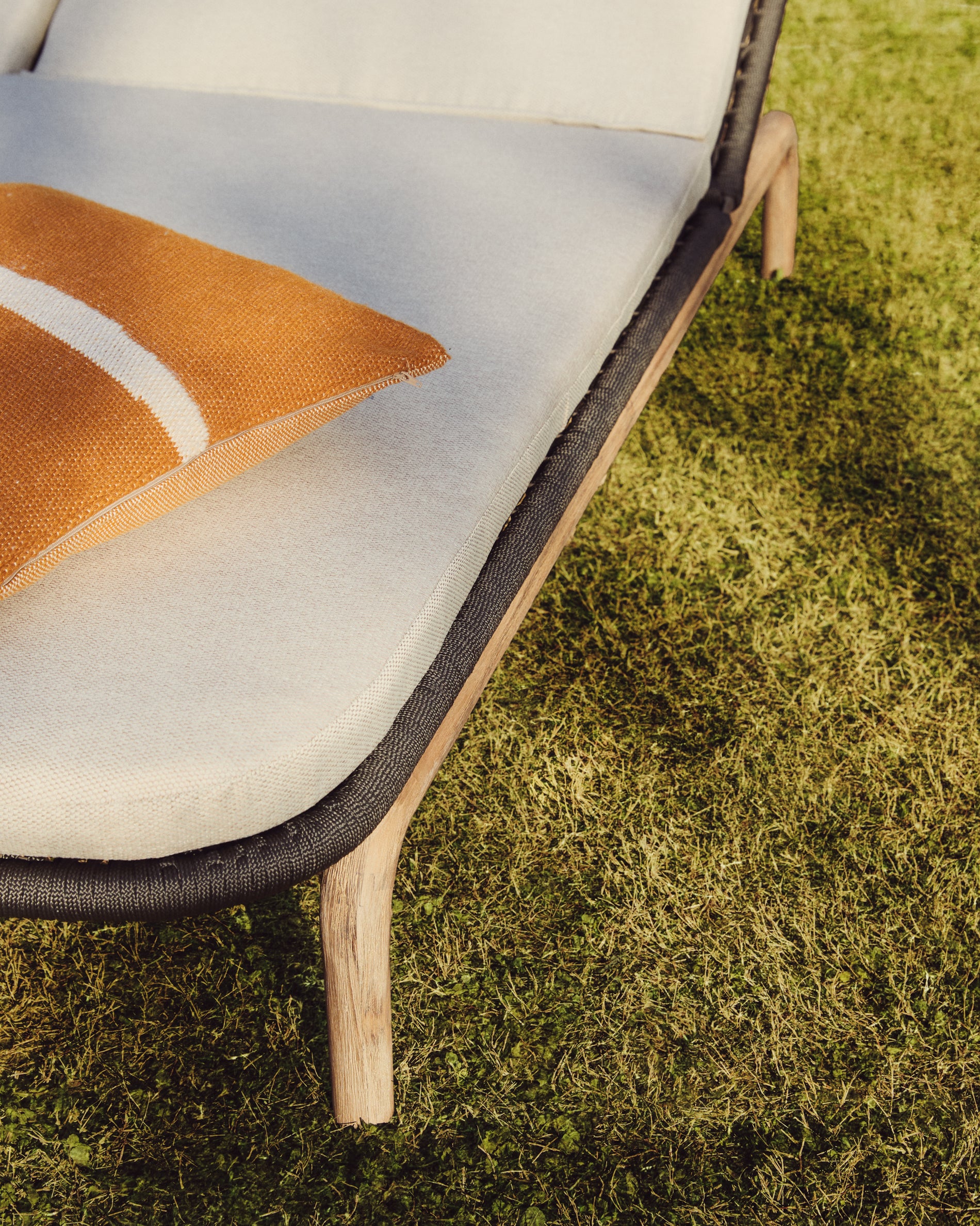 Sonnenliege Alipa aus massivem Akazienholz und dunkelgrauem Seil, FSC 100 % in Graphit präsentiert im Onlineshop von KAQTU Design AG. Liegestuhl ist von Kave Home