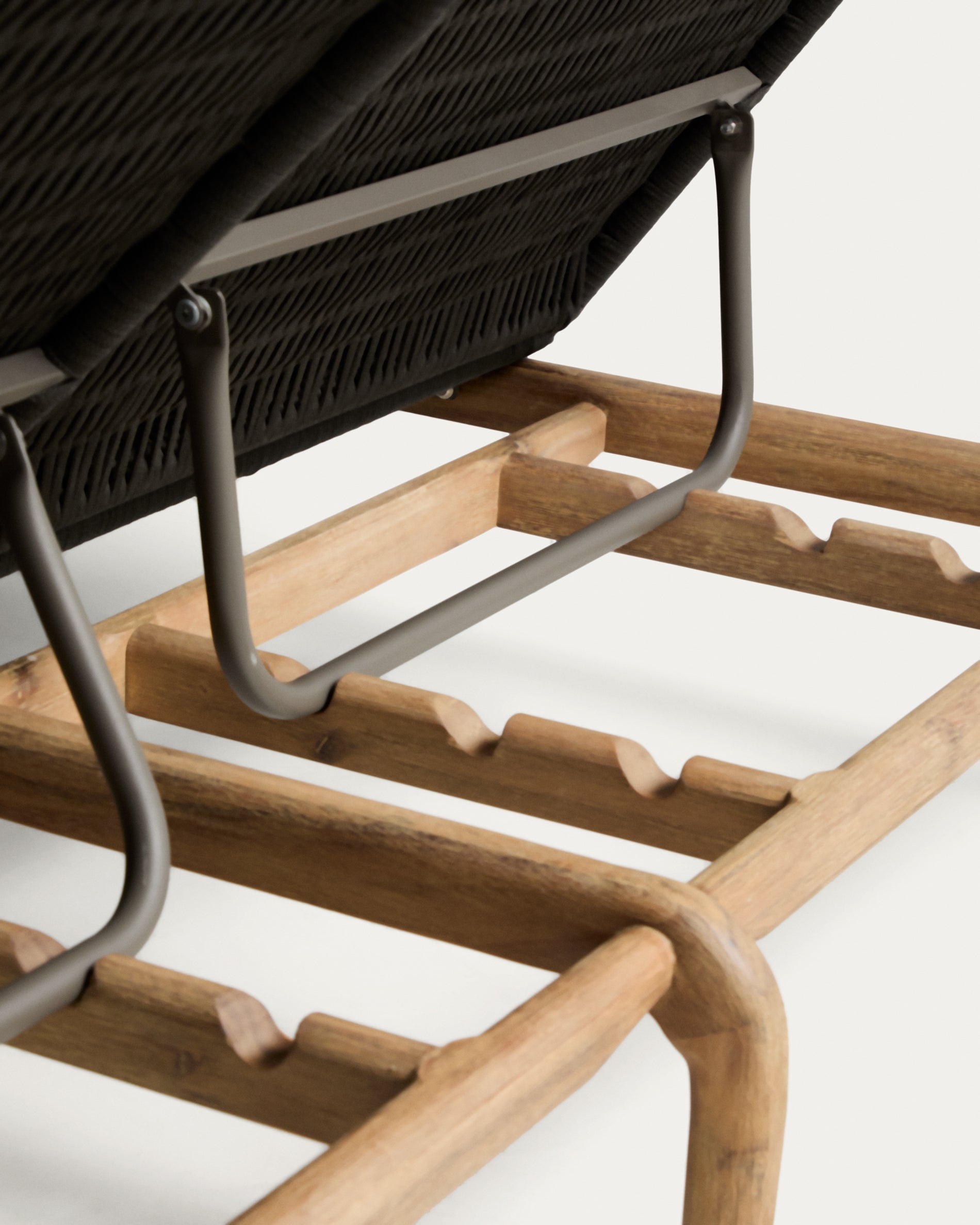 2er-Sonnenliege Alipa aus massivem Akazienholz und dunkelgrauem Seil, FSC 100 % in Graphit präsentiert im Onlineshop von KAQTU Design AG. Liegestuhl ist von Kave Home