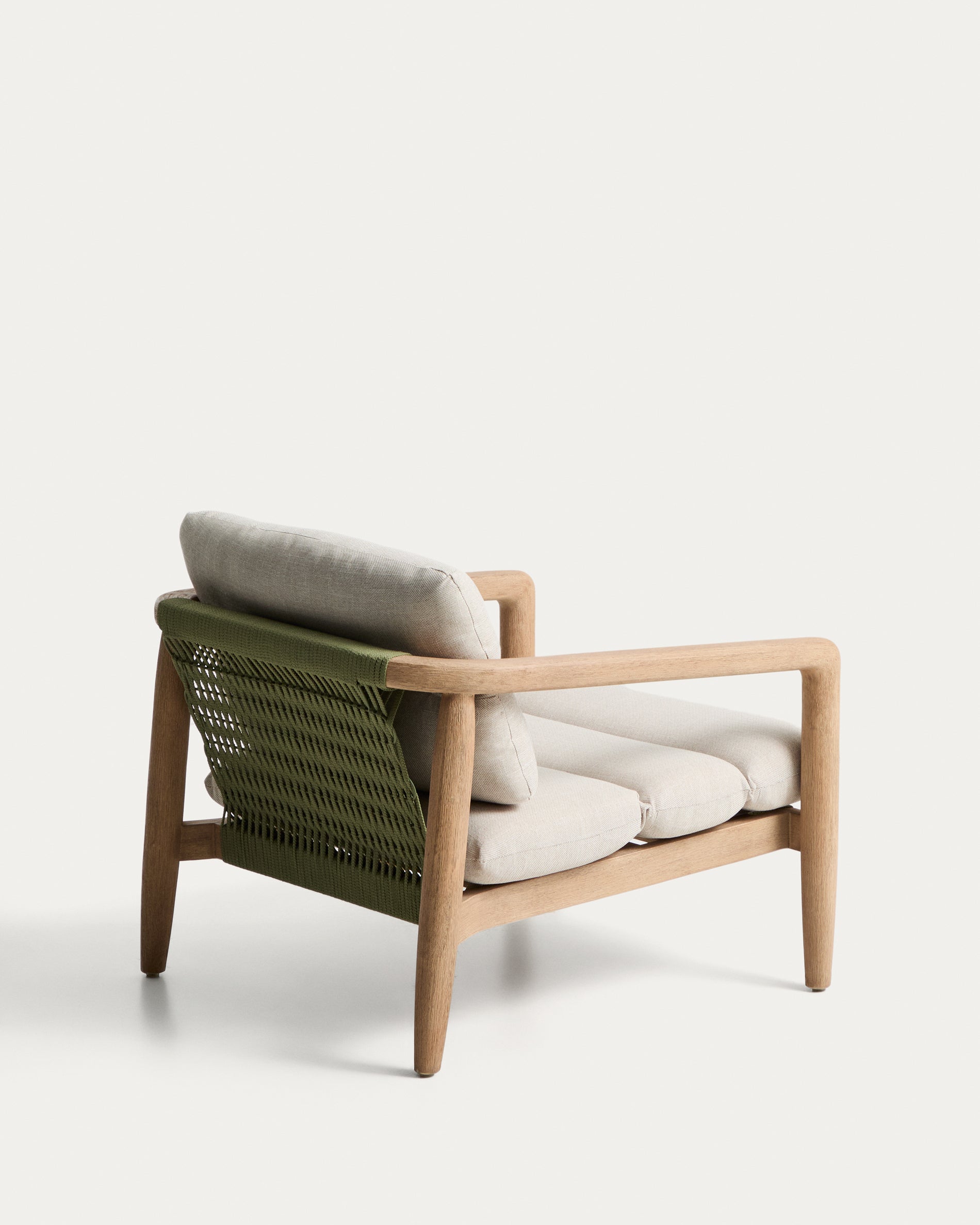 Sessel Menfi aus massivem Akazienholz und grünem Seil in Dunkelgrün präsentiert im Onlineshop von KAQTU Design AG. Outdoor-Sessel ist von Kave Home