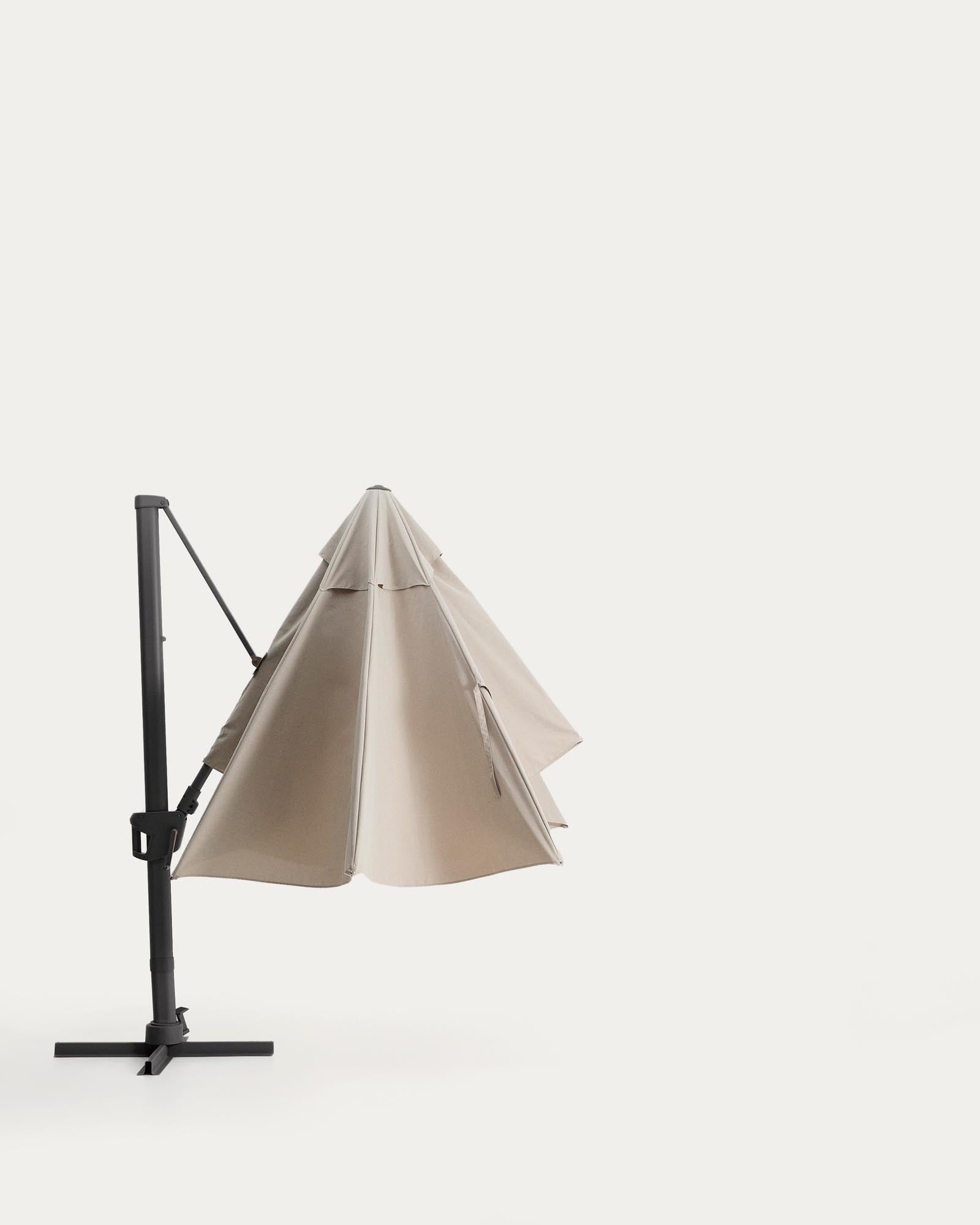 Eleganter exzentrischer Sonnenschirm Noli in sanftem Beige, ausgestattet mit einem stabilen graphitgrauen Aluminiumgestell, ideal für entspannte Stunden im Freien.