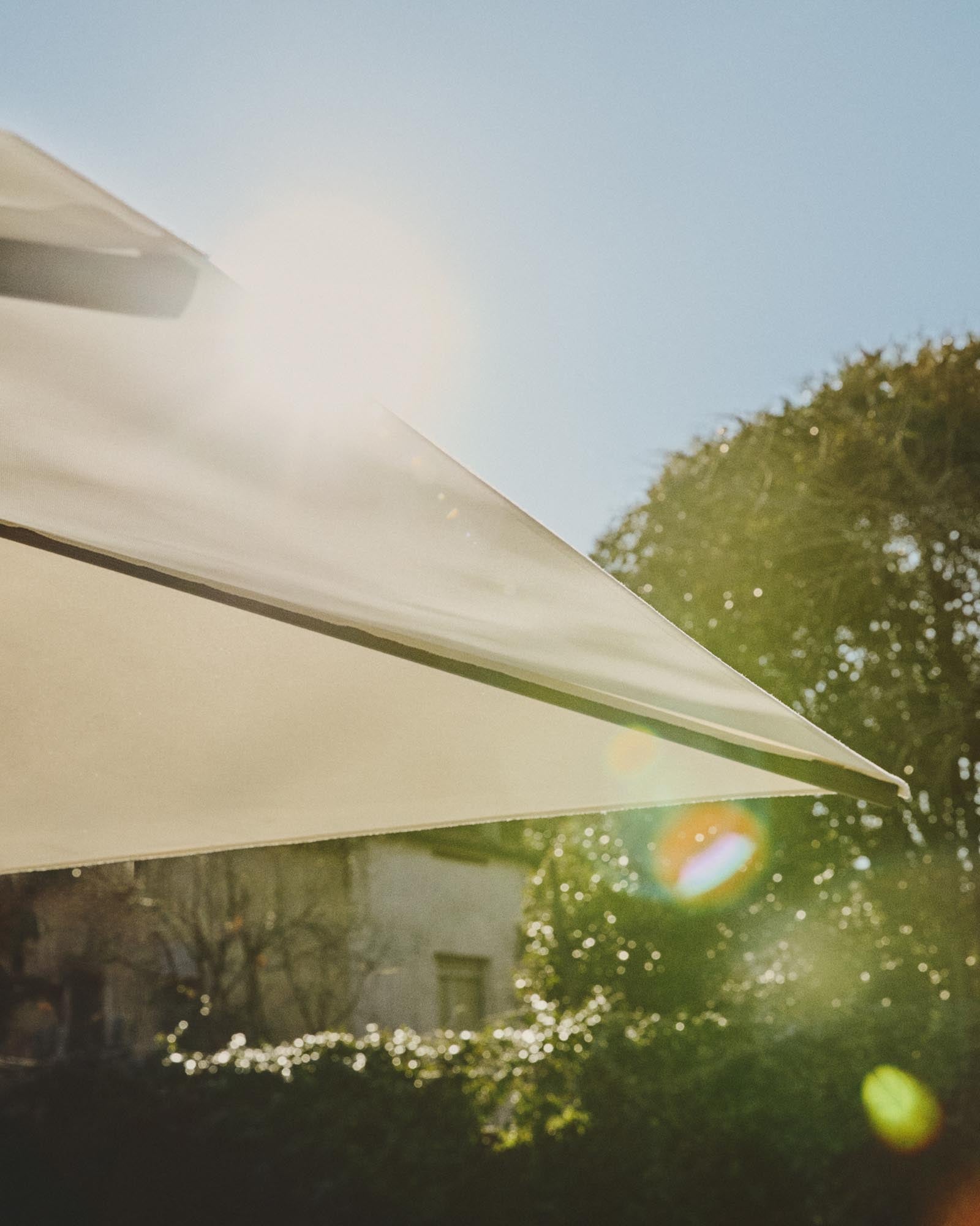 Exzentrischer Sonnenschirm Noli in Beige mit graphitgrauem Aluminiumgestell, 300 x 420 cm in Beige präsentiert im Onlineshop von KAQTU Design AG. Sonnenschirm ist von Kave Home