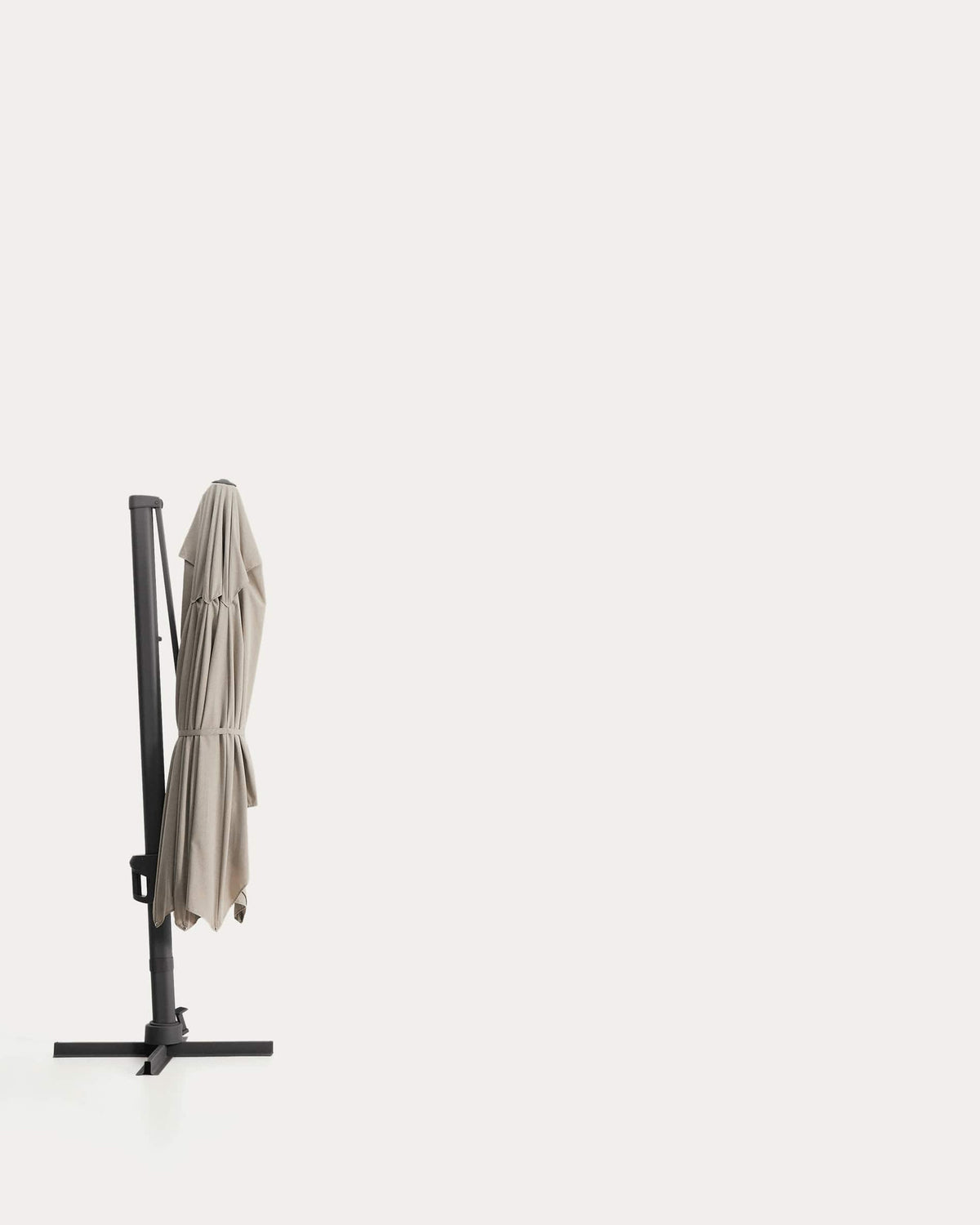 Exzentrischer Sonnenschirm Noli in Beige mit graphitgrauem Aluminiumgestell, 300 x 420 cm in Beige, Ecru, Graphit präsentiert im Onlineshop von KAQTU Design AG. Sonnenschirm ist von Kave Home