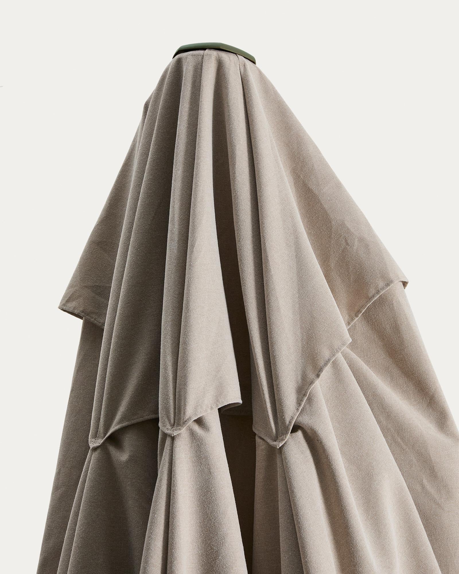 Exzentrischer Sonnenschirm Noli in sanftem Beige, ausgestattet mit einem stabilen grünen Aluminiumgestell, ideal für stilvolle Außenbereiche.