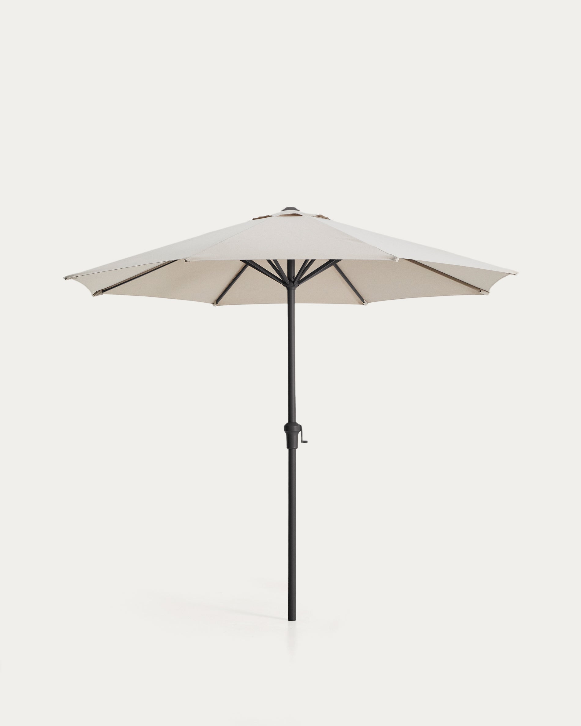 Sonnenschirm Milna in Beige mit Mittelstange und graphitfarbenem Gestell aus Stahl Ø 300 cm in Beige präsentiert im Onlineshop von KAQTU Design AG. Sonnenschirm ist von Kave Home